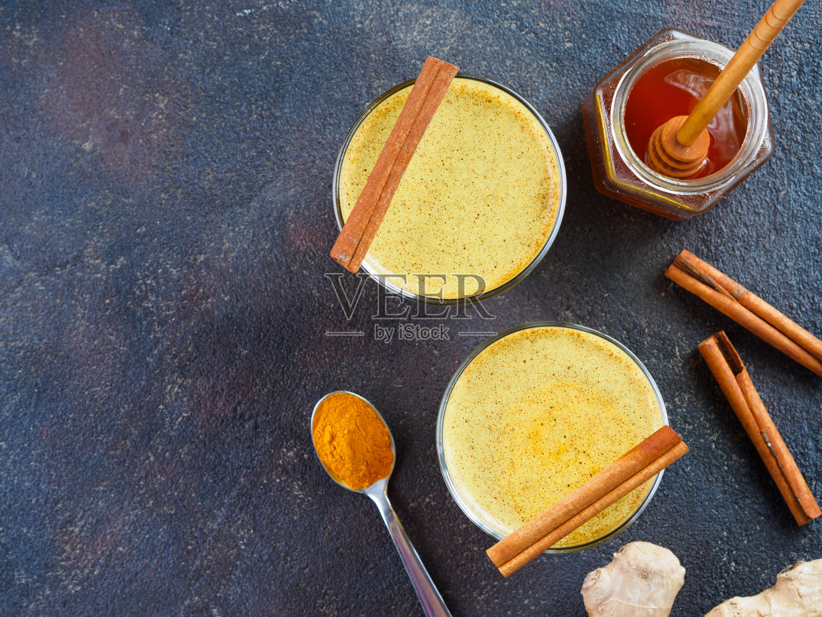 金姜黄拿铁和配料,拷贝空间照片摄影图片