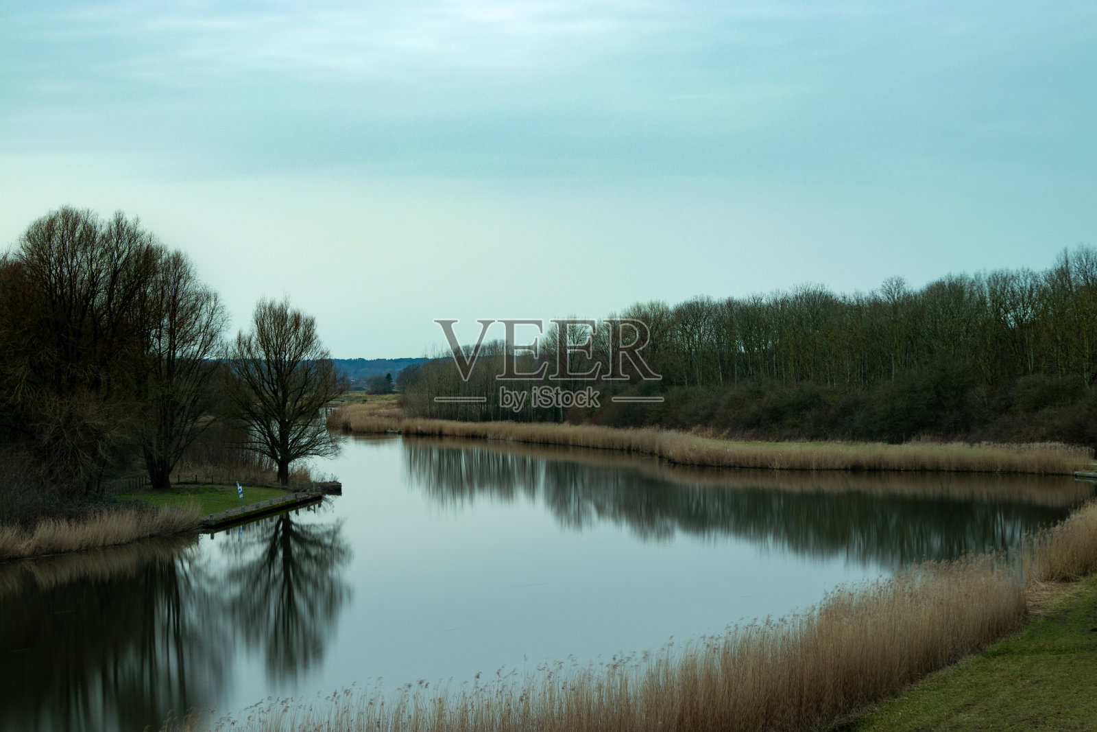 这是荷兰一条平静的河流的照片照片摄影图片
