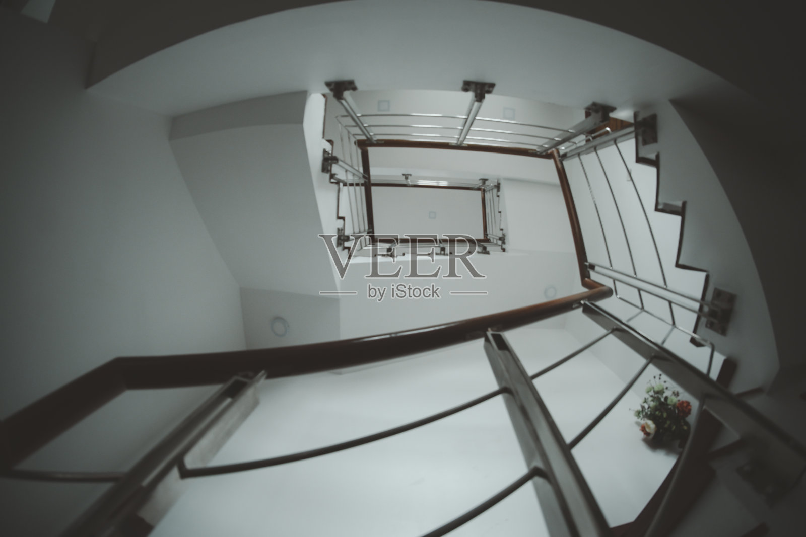 从住宅内部楼梯井的底部视角,建筑内部的建筑概念照片摄影图片