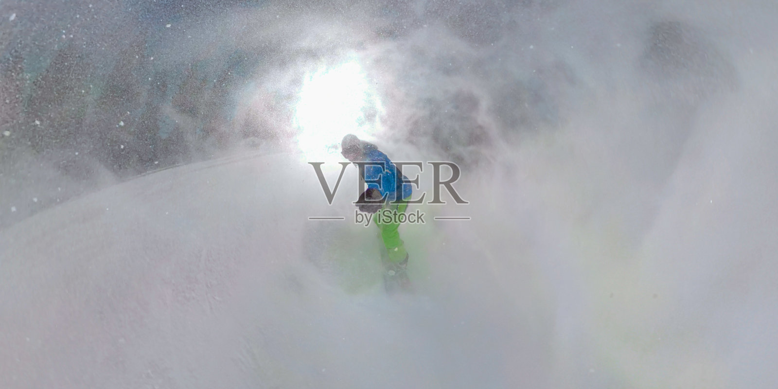 自拍:一名年轻人在科罗拉多州度寒假,在暴风雪中滑雪。照片摄影图片