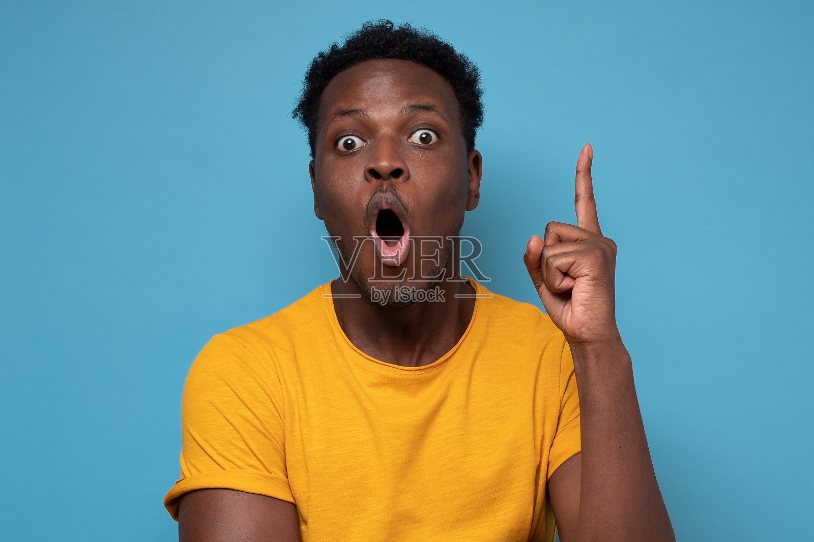 年轻的非洲人用手指向上,有一个伟大的创业想法照片摄影图片