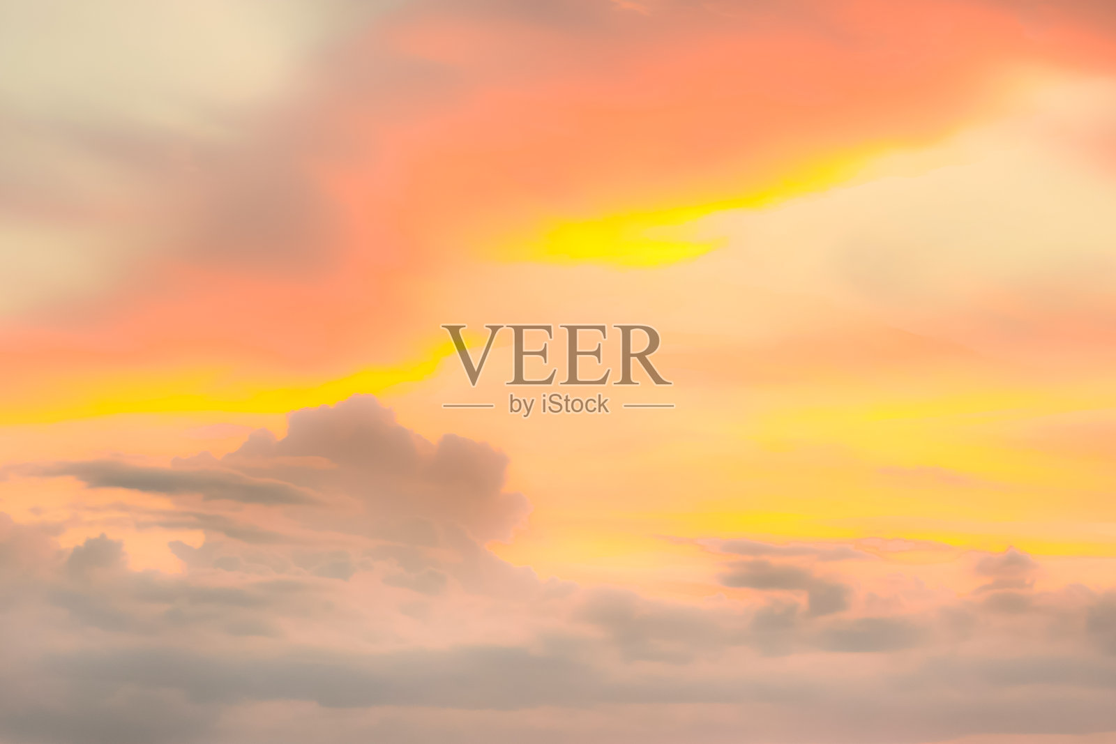 红色黄昏下的云超柔和和低清晰度为背景照片摄影图片