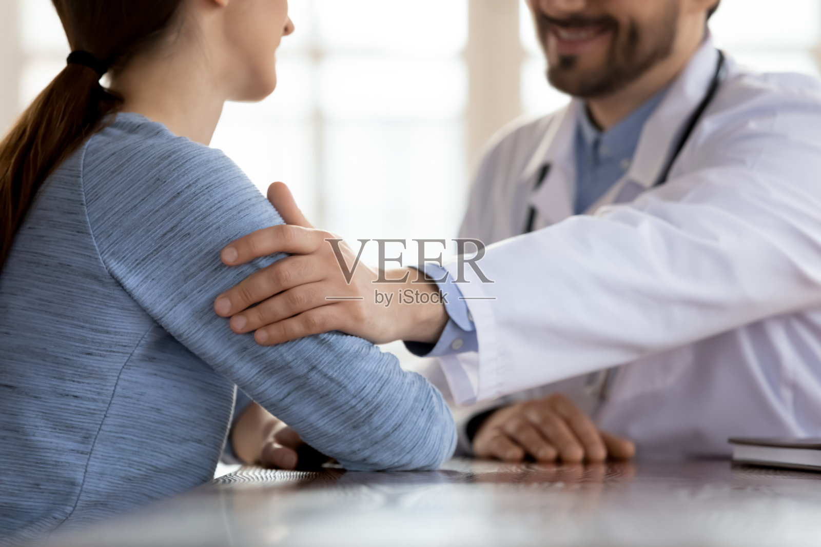 微笑乐观的医生问候完全康复的病人照片摄影图片