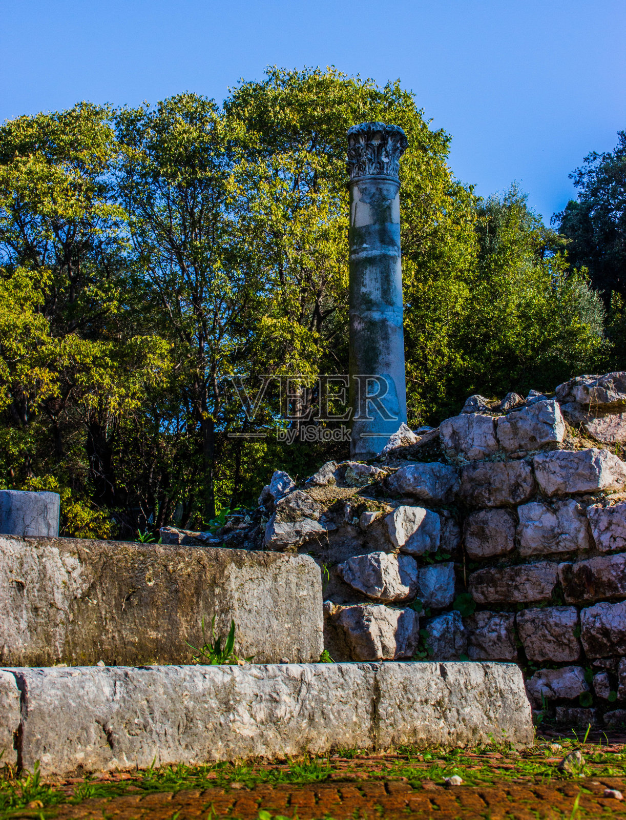 被毁的罗马温泉浴场中的古老柱子,红色的石头照片摄影图片