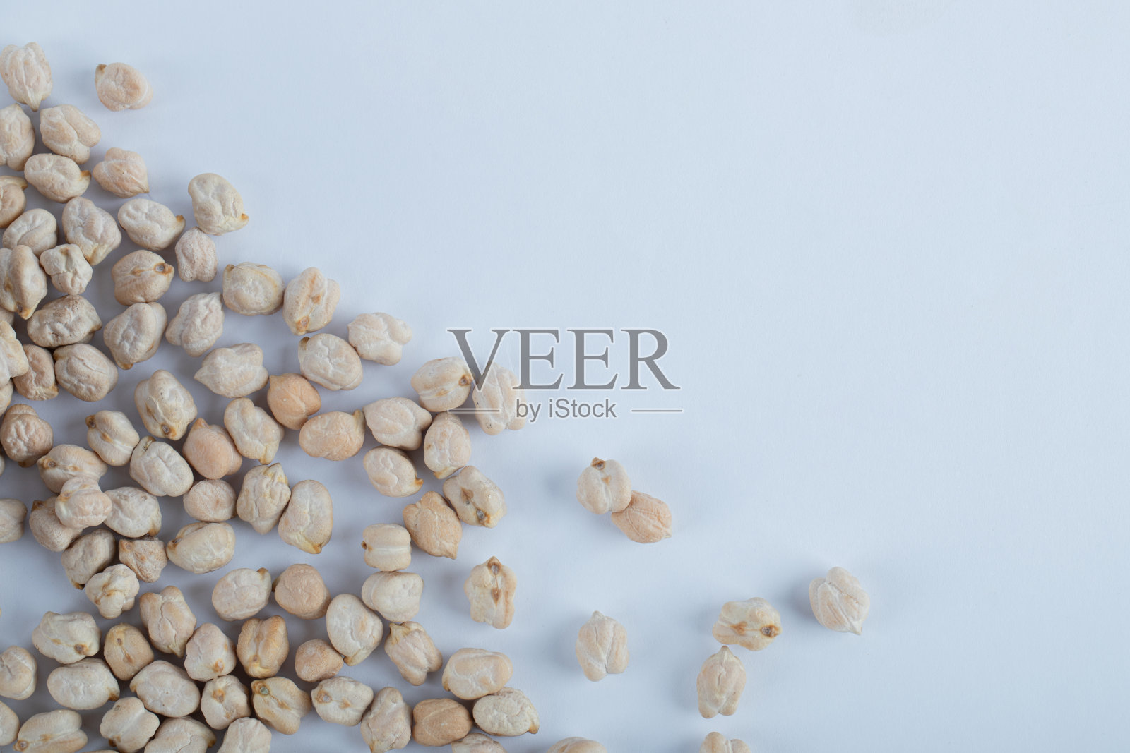 在白色的背景上放一些没有准备好的白豌豆照片摄影图片