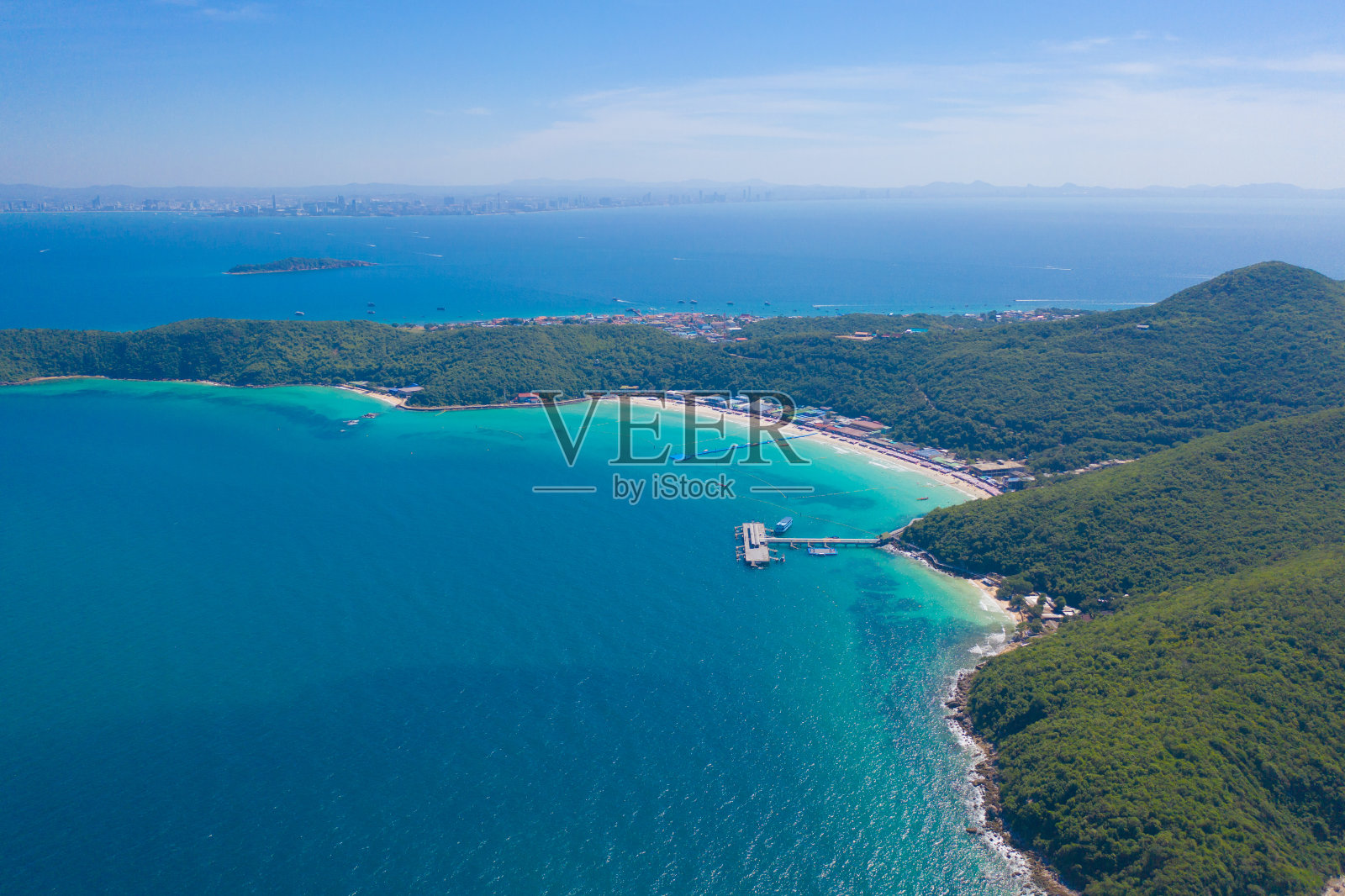 鸟瞰图Koh Larn海滩,芭堤雅与蓝色的绿松石海水,山,热带绿色森林树木与安达曼海在岛上的夏天,泰国在旅行。自然背景。照片摄影图片
