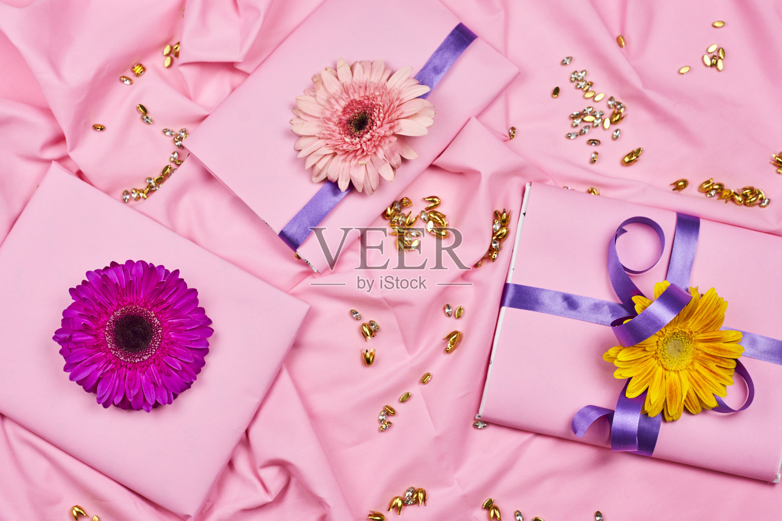 春天礼盒与雏菊花照片摄影图片