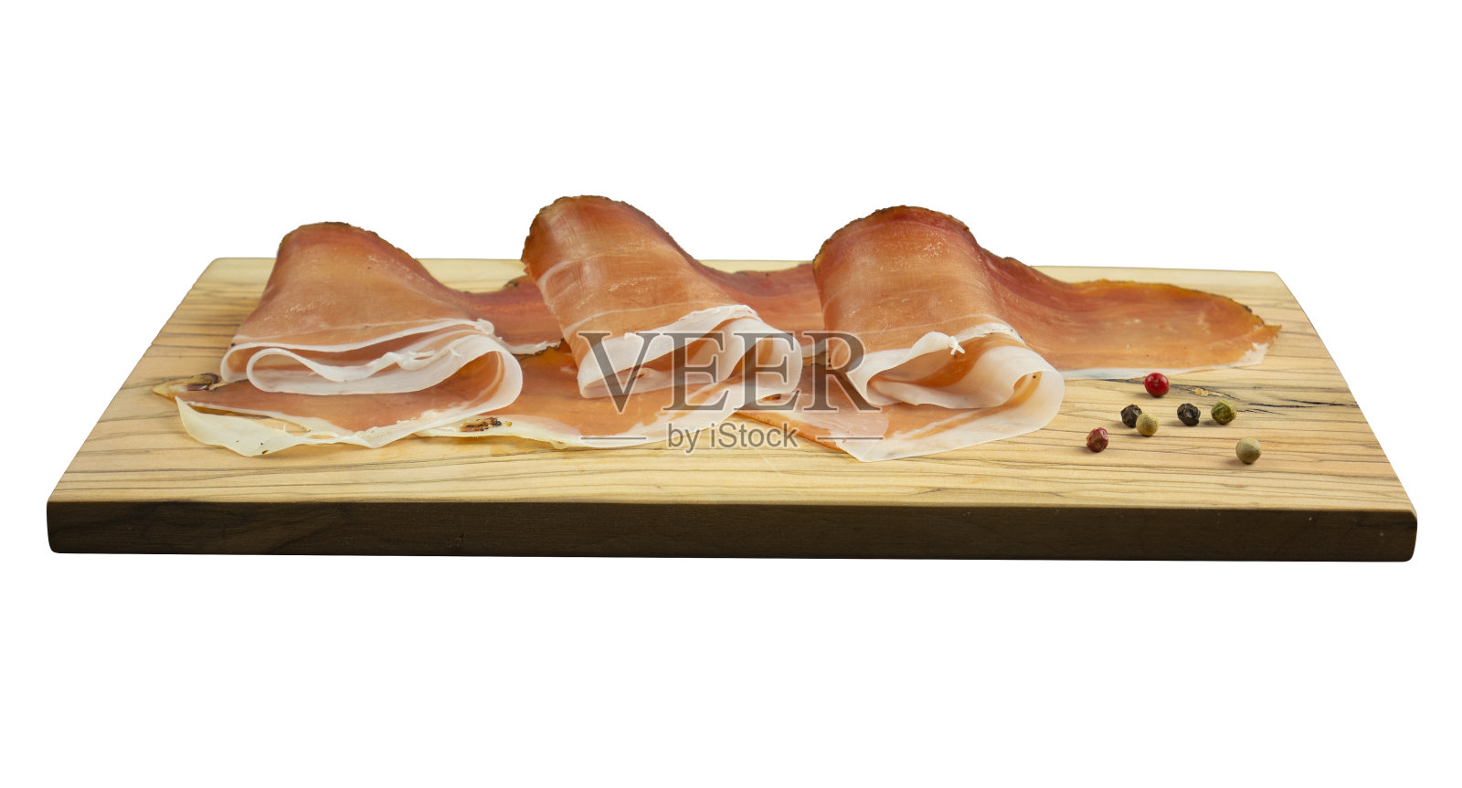 带有切片斑点的切菜板,孤立在白色背景上。意大利熏火腿。一种法式火腿。南提洛尔人的食物。照片摄影图片