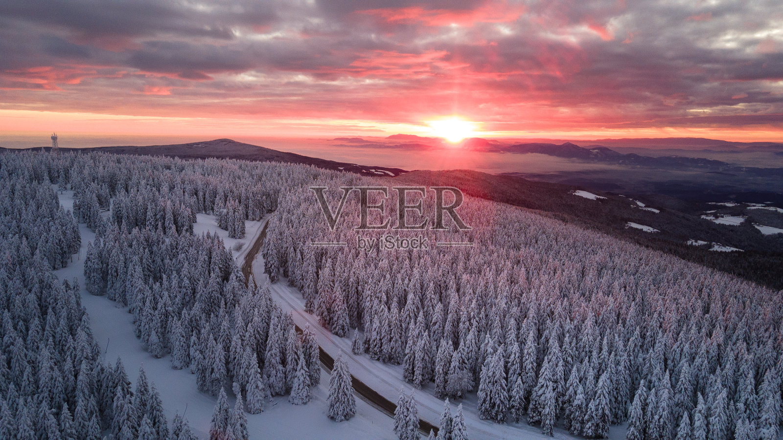 斯洛文尼亚冬天雪地里的日出景色。照片摄影图片