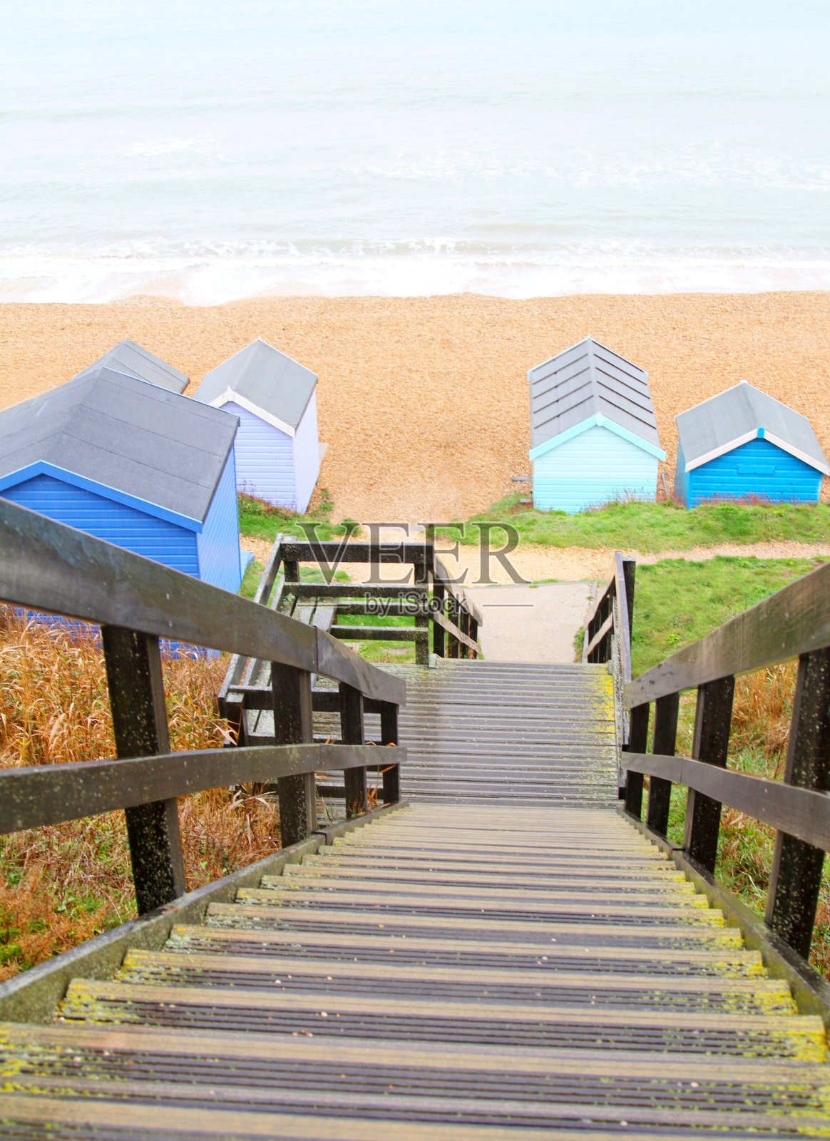 通往海滩小屋的木制台阶照片摄影图片