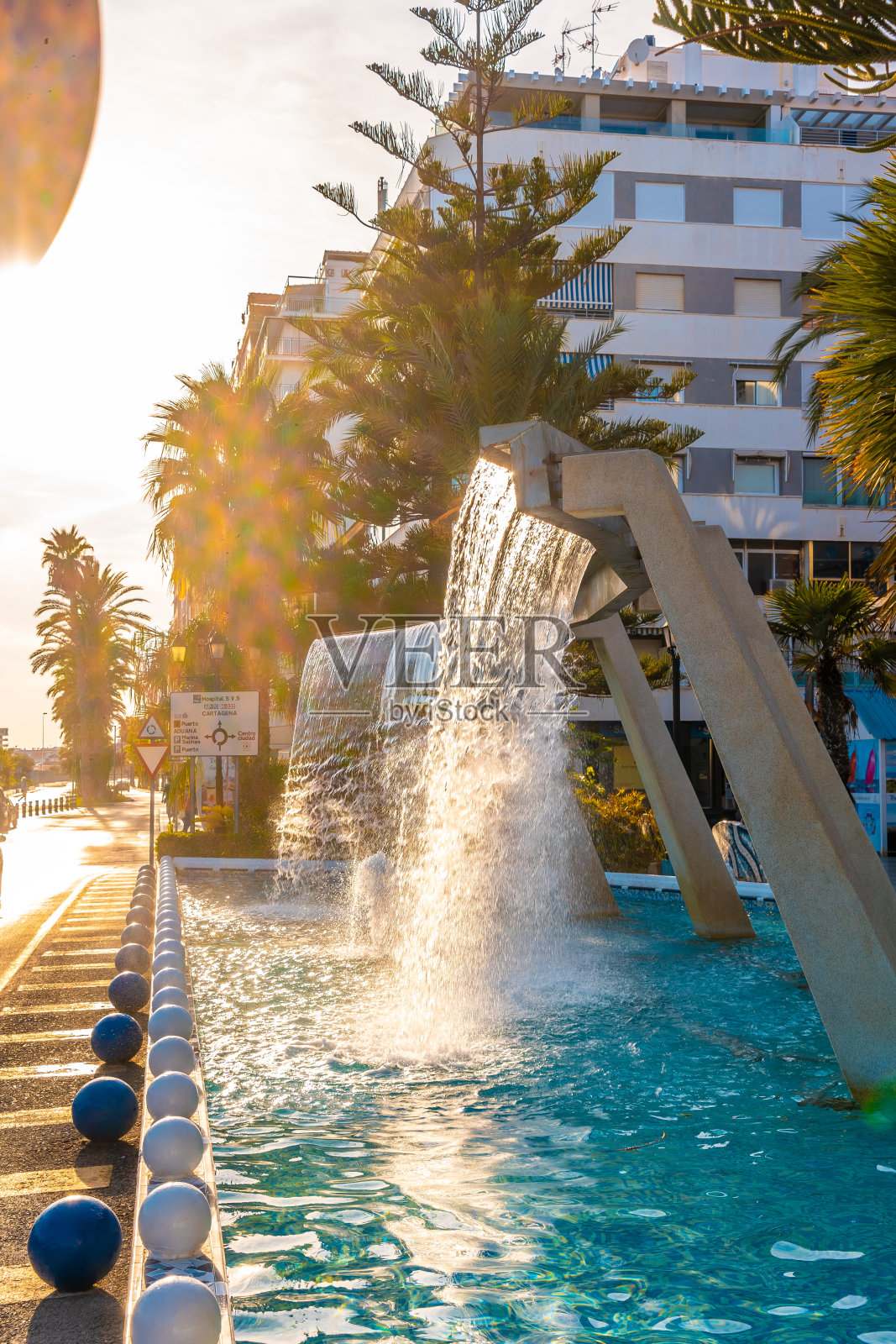 夕阳下的喷泉,在托雷维哈,阿利坎特,瓦伦西亚社区的沿海城镇。西班牙、地中海照片摄影图片