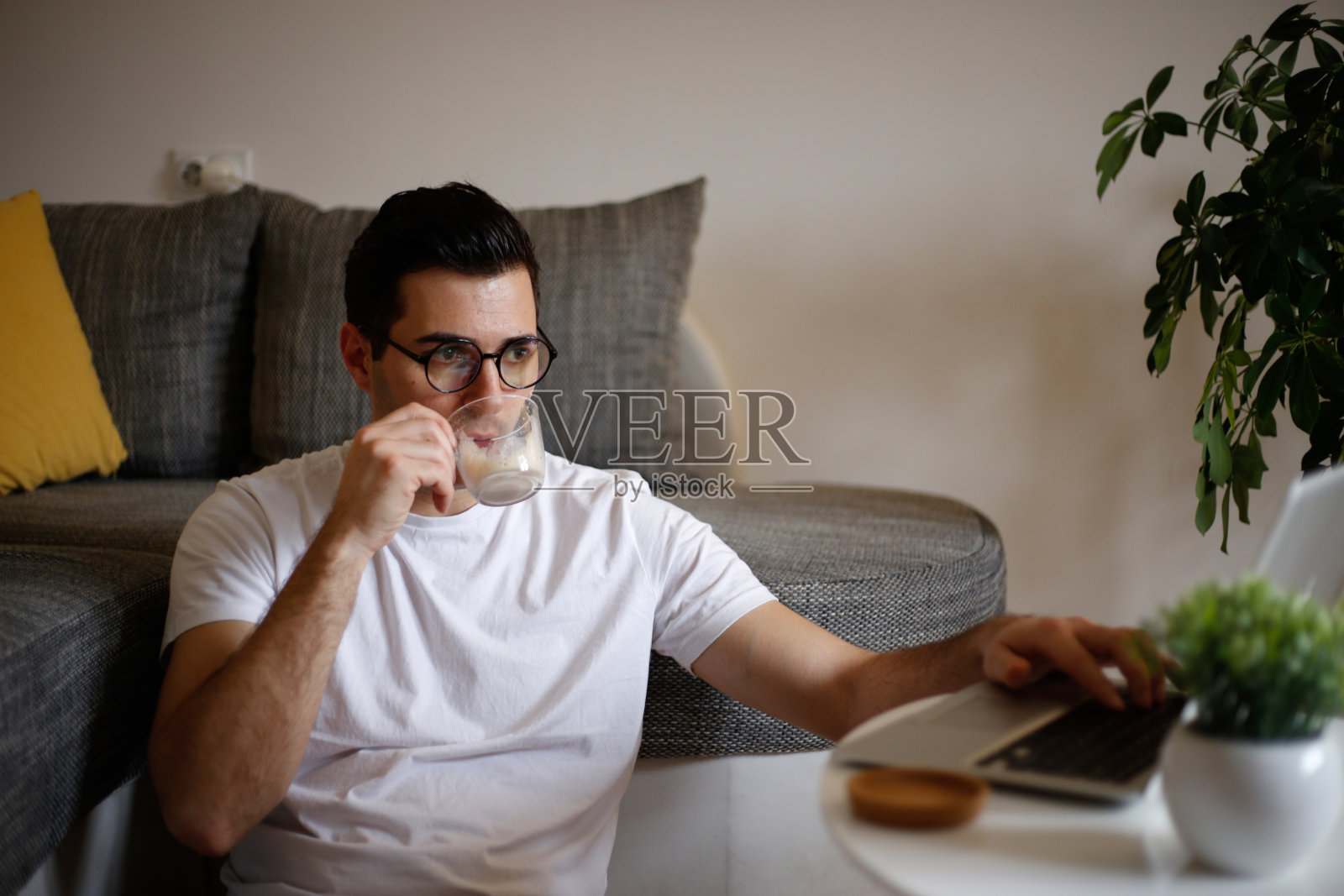 年轻人放松的一杯咖啡和使用电脑笔记本电脑在家里库存照片照片摄影图片