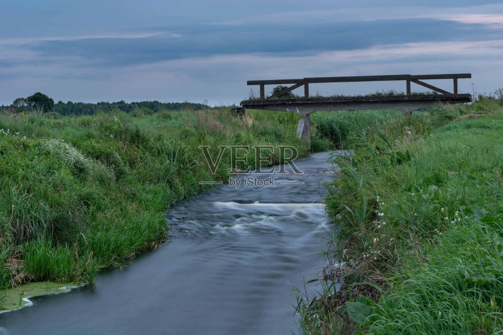 乌赫尔卡河上的旧桥和夜空照片摄影图片