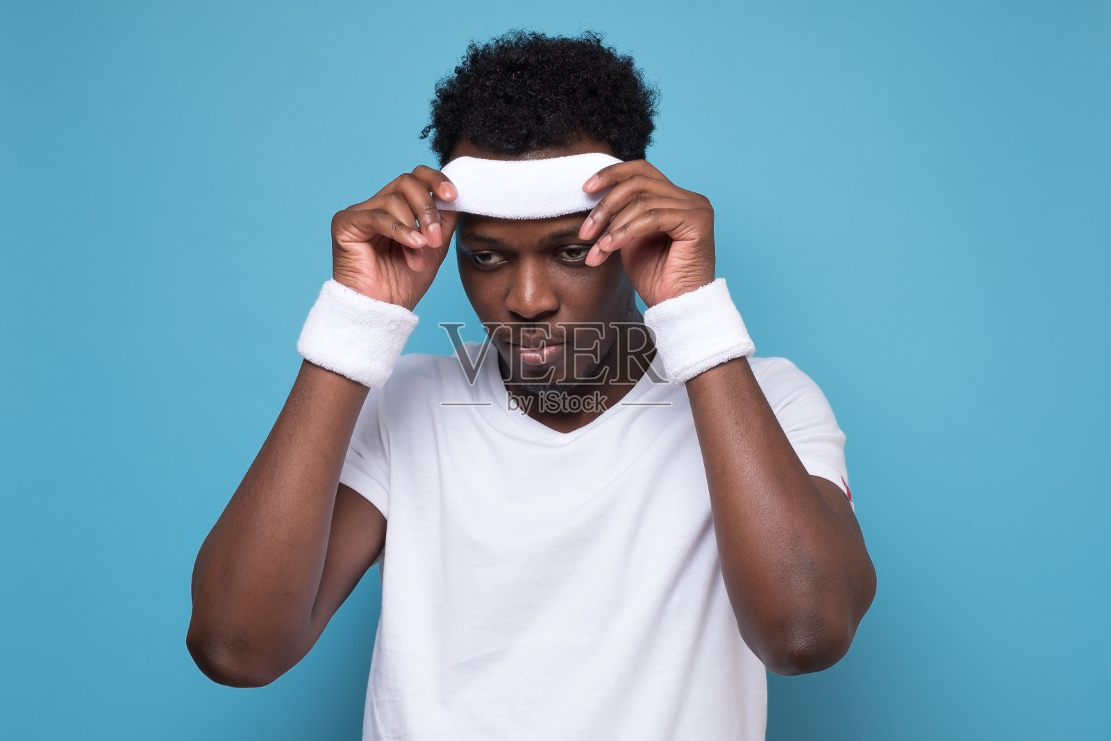 非洲年轻运动员在运动后感到疲倦。照片摄影图片