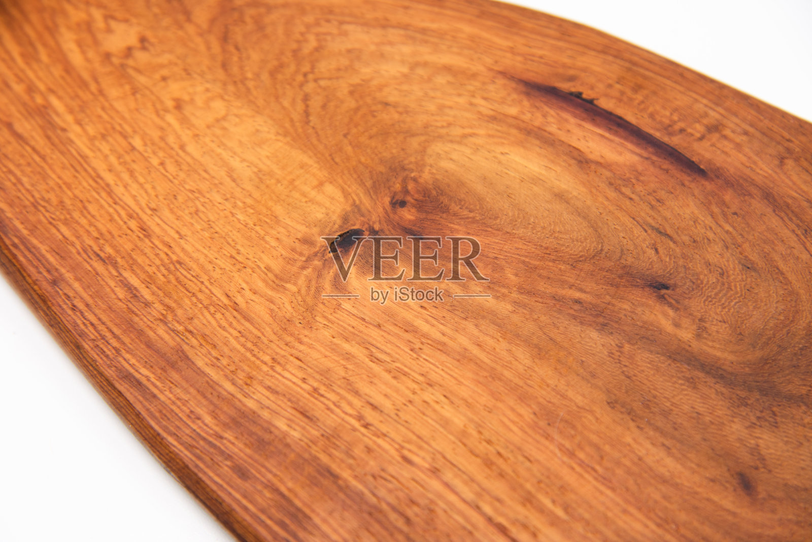 近距离的木材纹理砧板上的白色背景。照片摄影图片