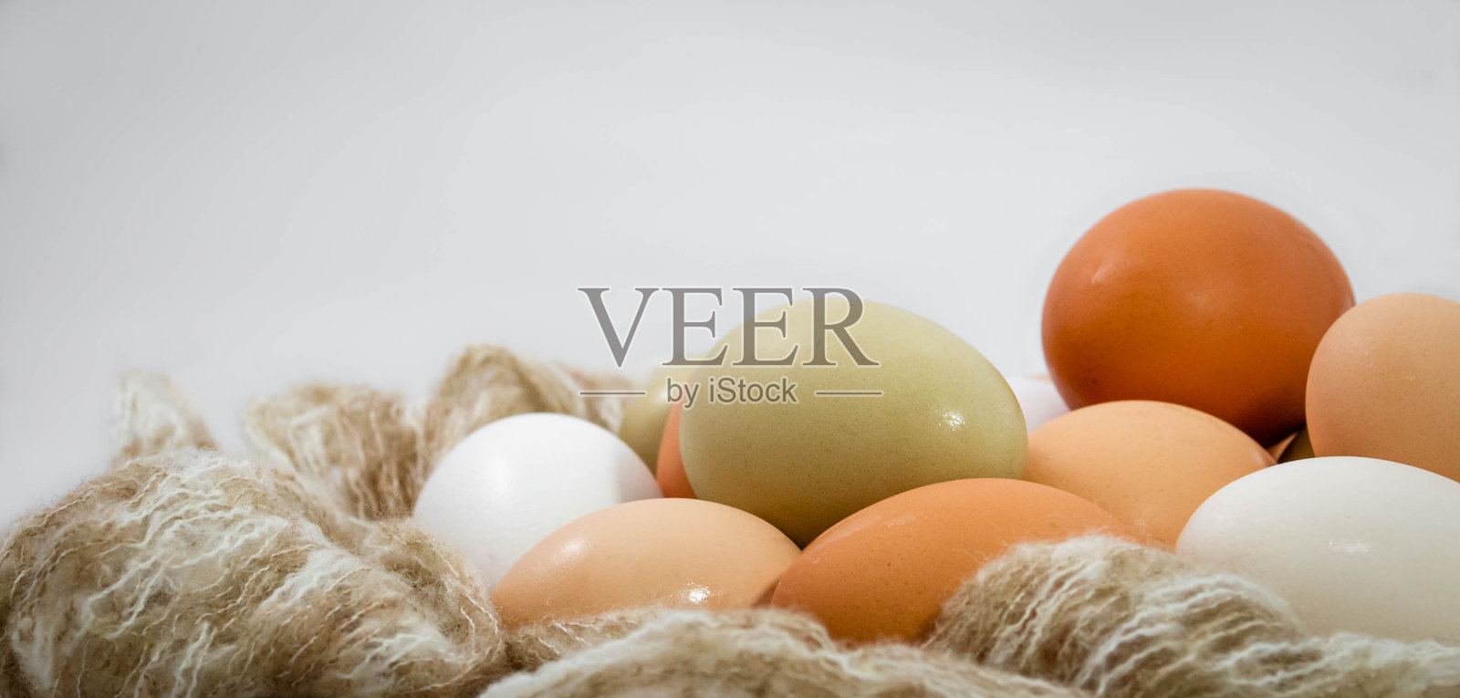 巢中天然的彩色蛋照片摄影图片