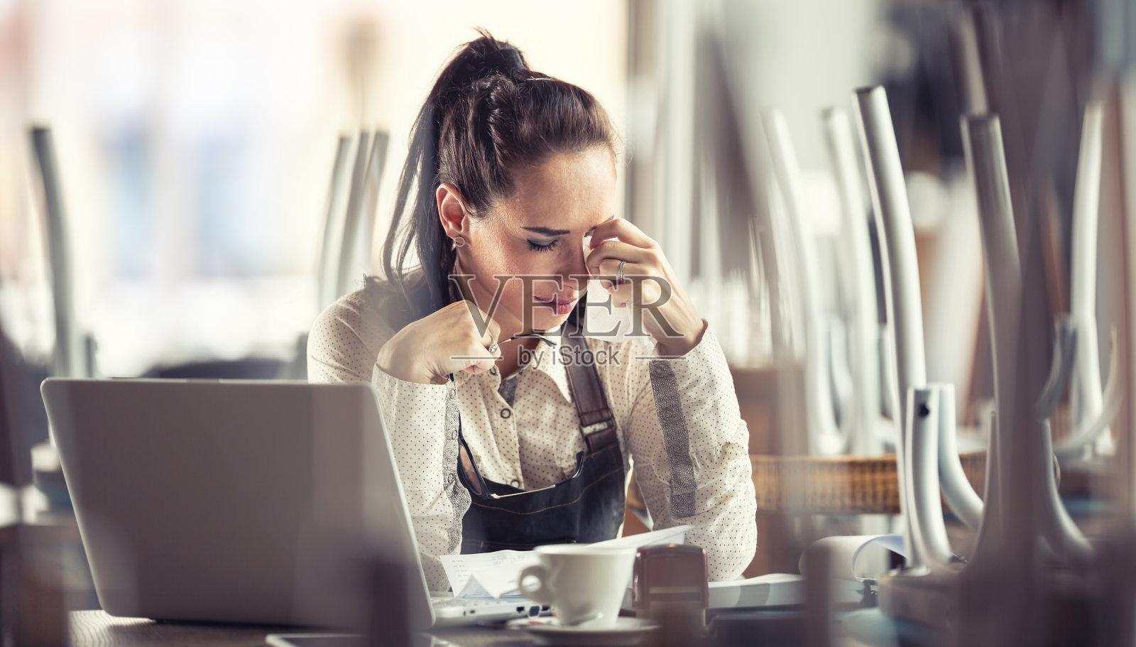 一年来,Covid-19的限制威胁着破产,美食企业主对会计感到绝望。照片摄影图片