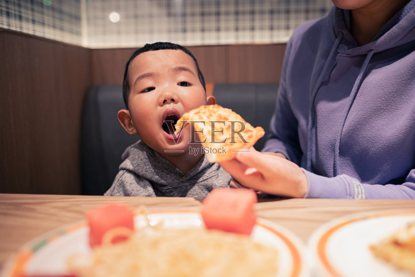 小男孩在餐厅吃披萨照片摄影图片