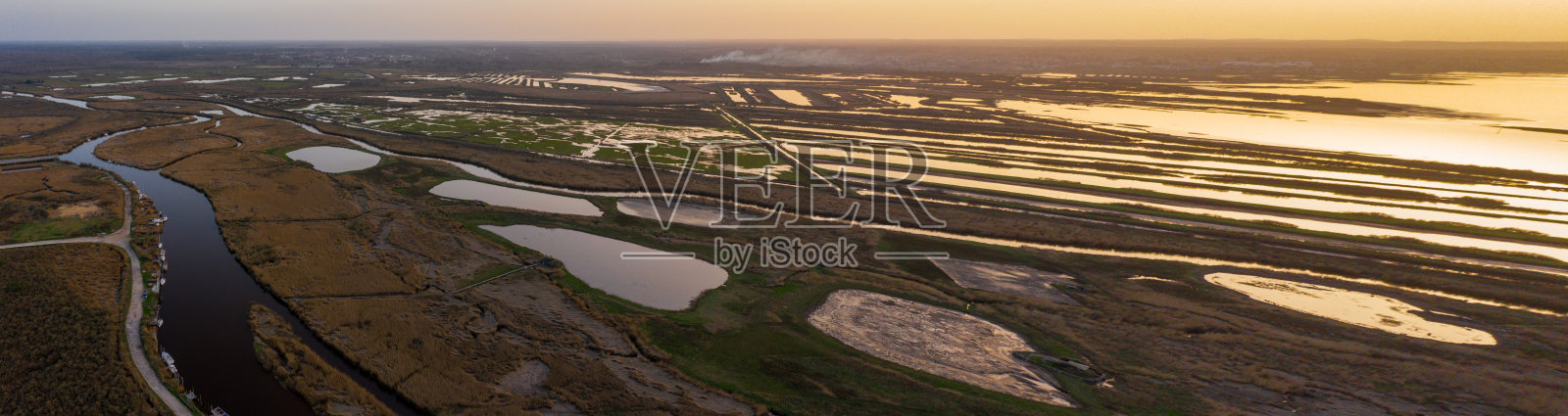 阿尔卡孔盆地,奥登格和比加诺斯的鸟瞰图,日落时的爱河三角洲照片摄影图片