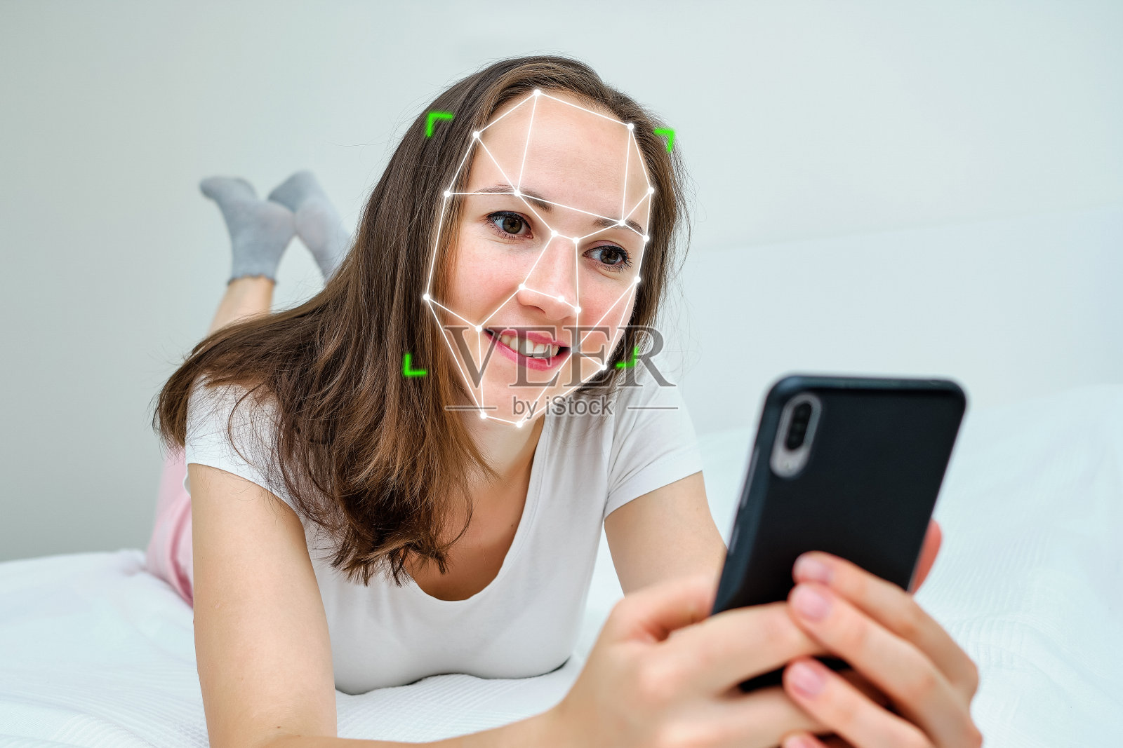 使用智能手机进行人脸和眼睛识别和识别的生物识别技术概念照片摄影图片