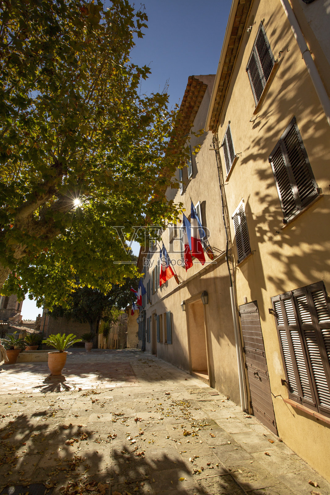 紧邻圣特罗佩的典型中世纪小村庄照片摄影图片