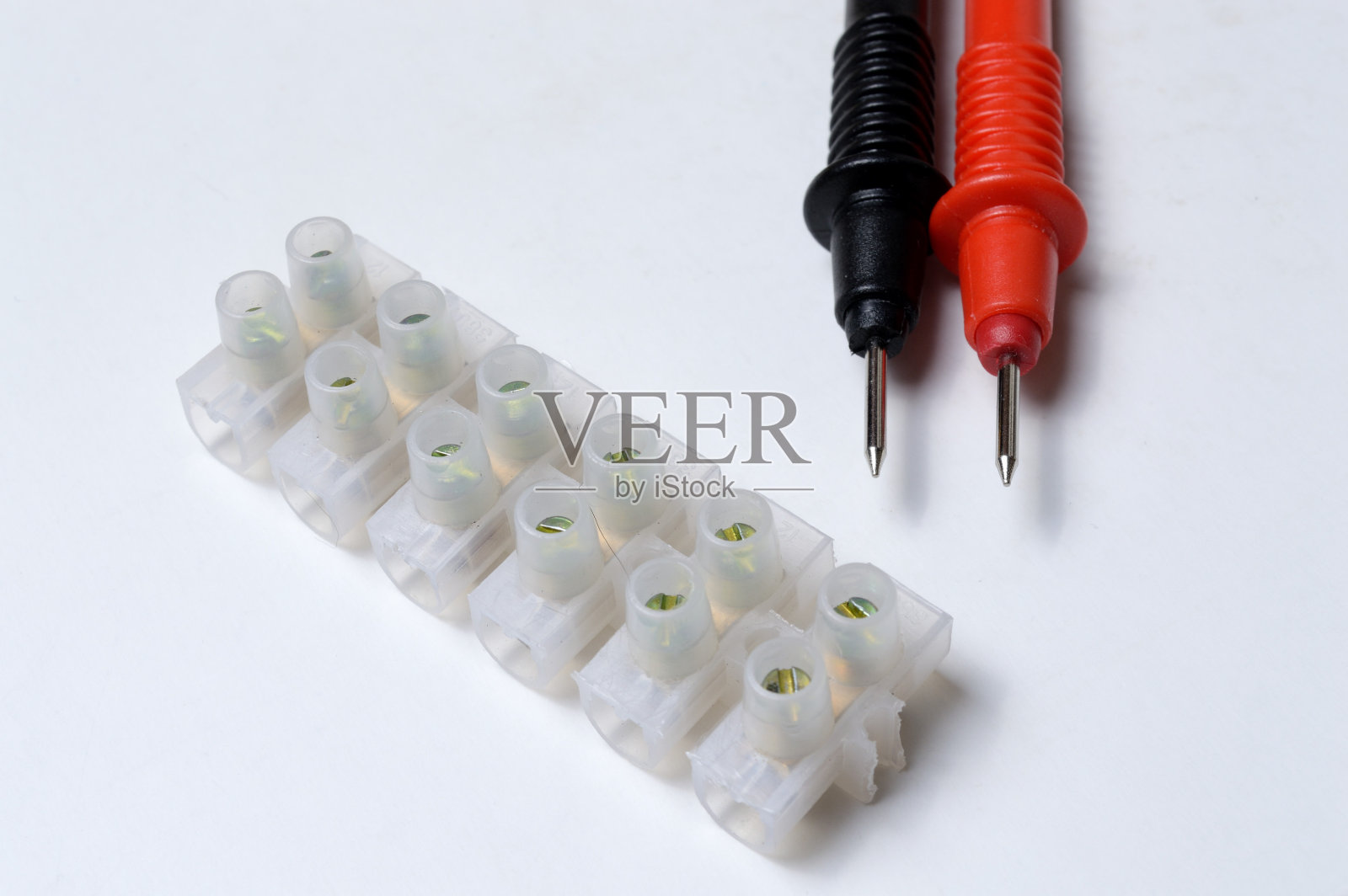 万用表探头和接线盒放置在明亮的背景上。特写镜头。照片摄影图片