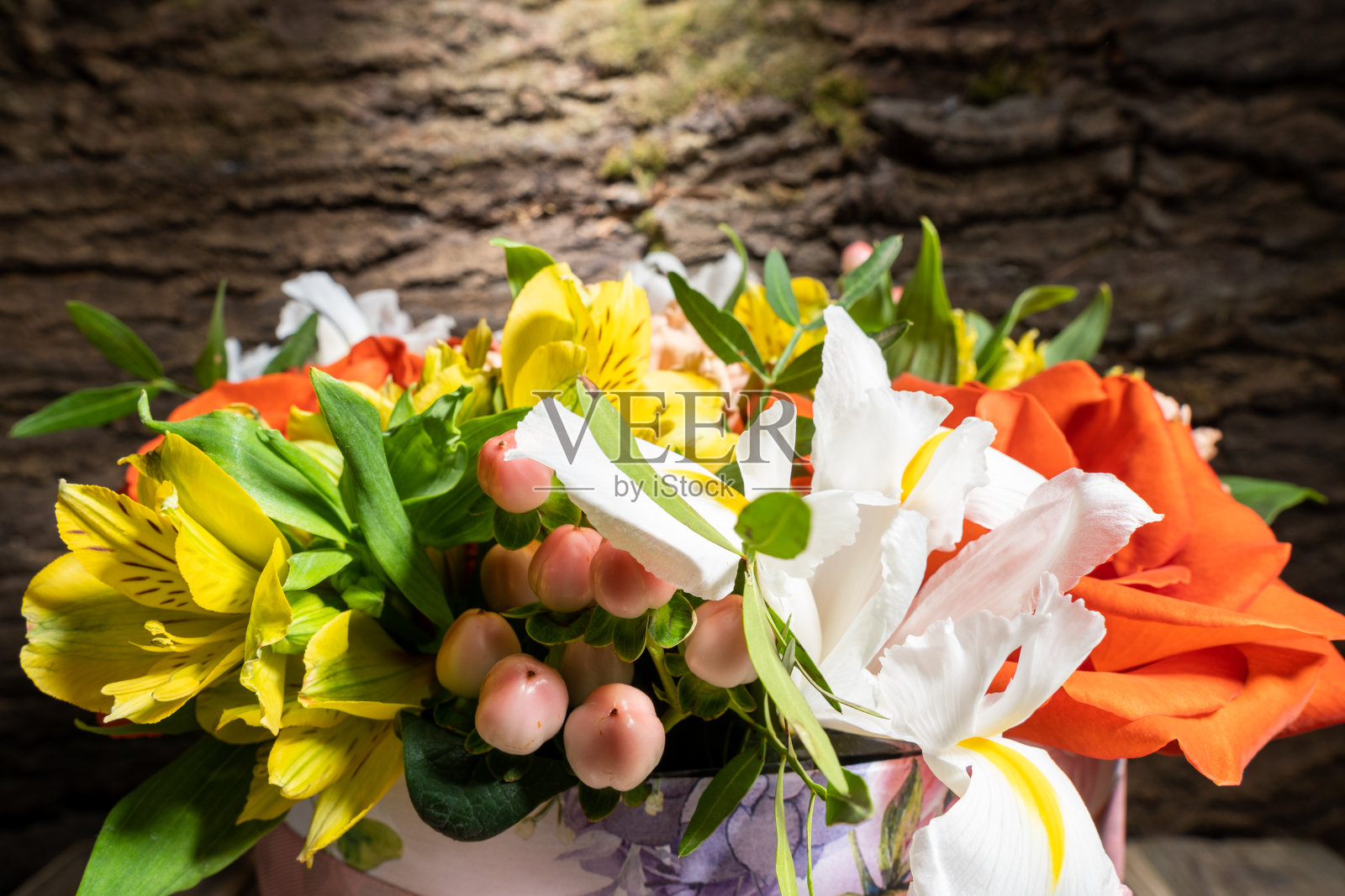 由玫瑰、康乃馨、鸢尾、金丝桃、开心果组成的花篮照片摄影图片