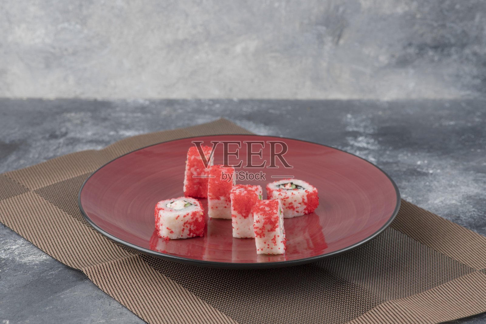 勃艮第寿司卷,红色鱼子酱,大理石背景照片摄影图片