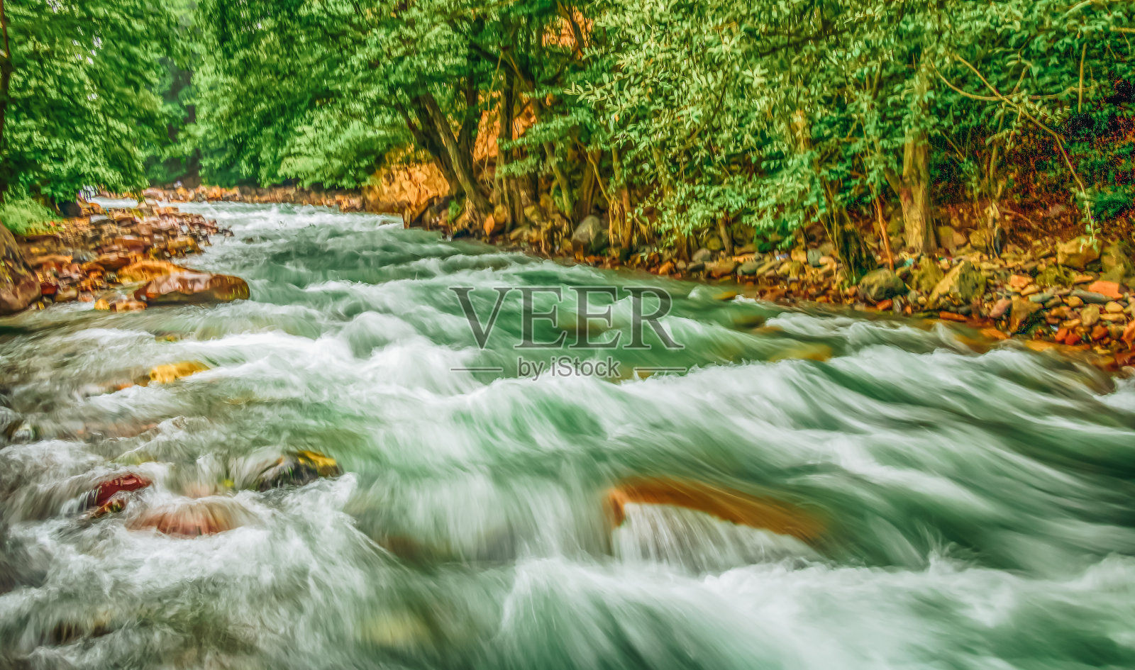 森林中的瀑布小径照片摄影图片