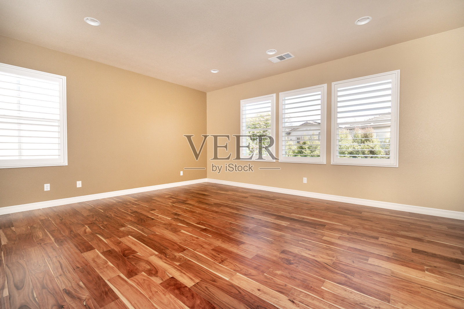明亮的米色大空房间,木地板,线条和窗户照片摄影图片