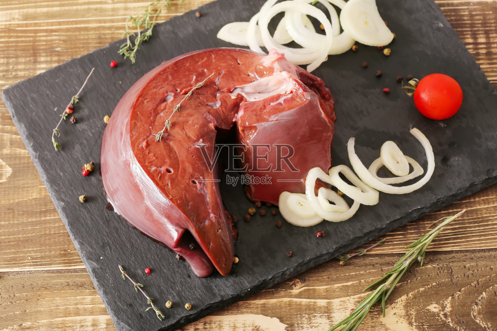 深色背景上的牛肝。照片摄影图片