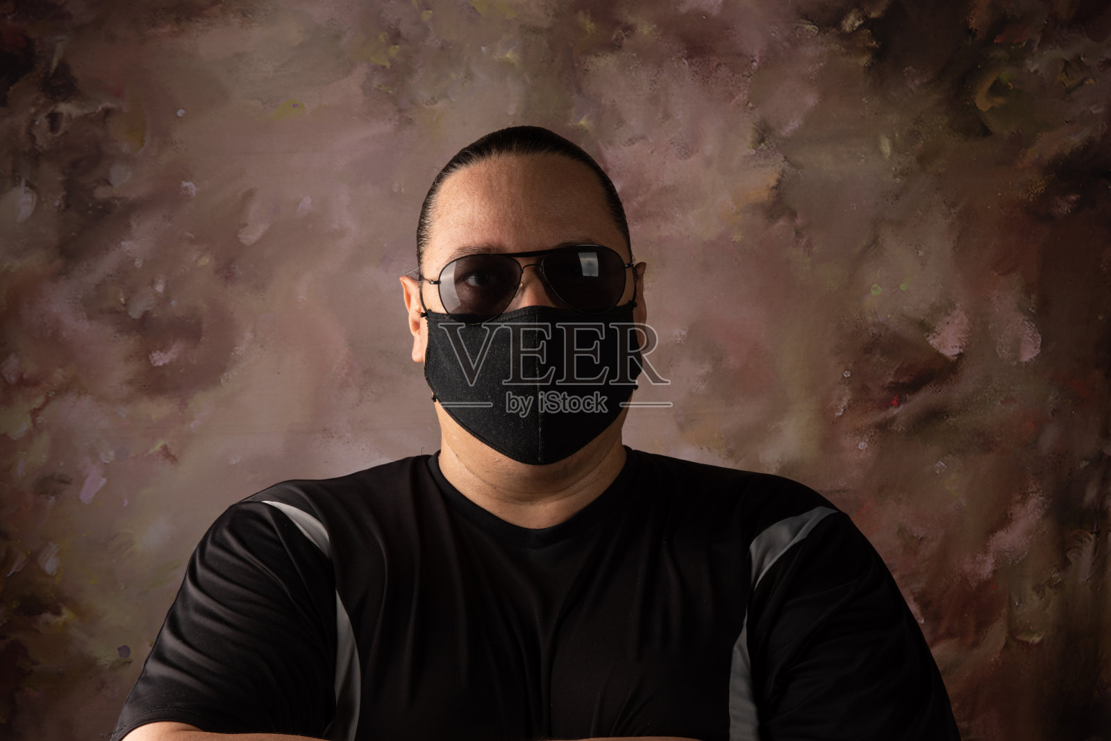 戴着口罩和墨镜的巴西男子肖像,抽象背景,选择性聚焦照片摄影图片