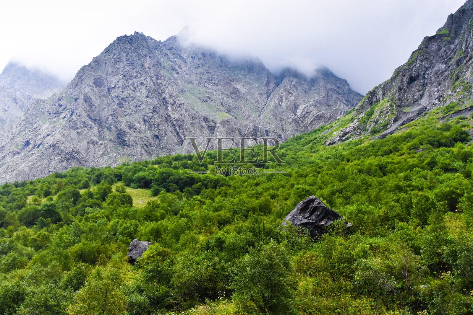 美丽的北高加索山峰映衬着蓝色多云的天空。北奥塞梯-阿拉尼亚共和国照片摄影图片