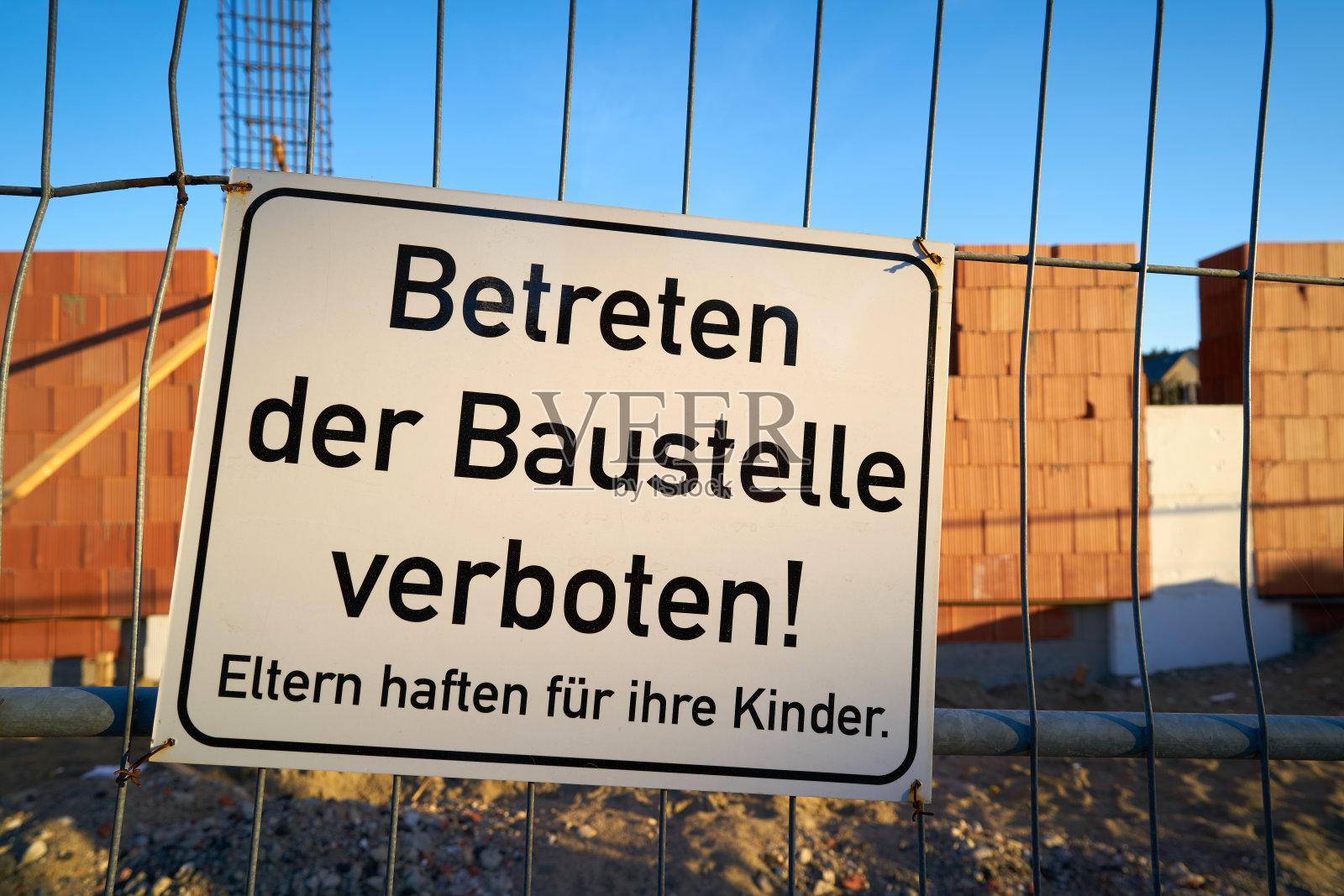 在栅栏上签上“请勿进入工地”的字样照片摄影图片