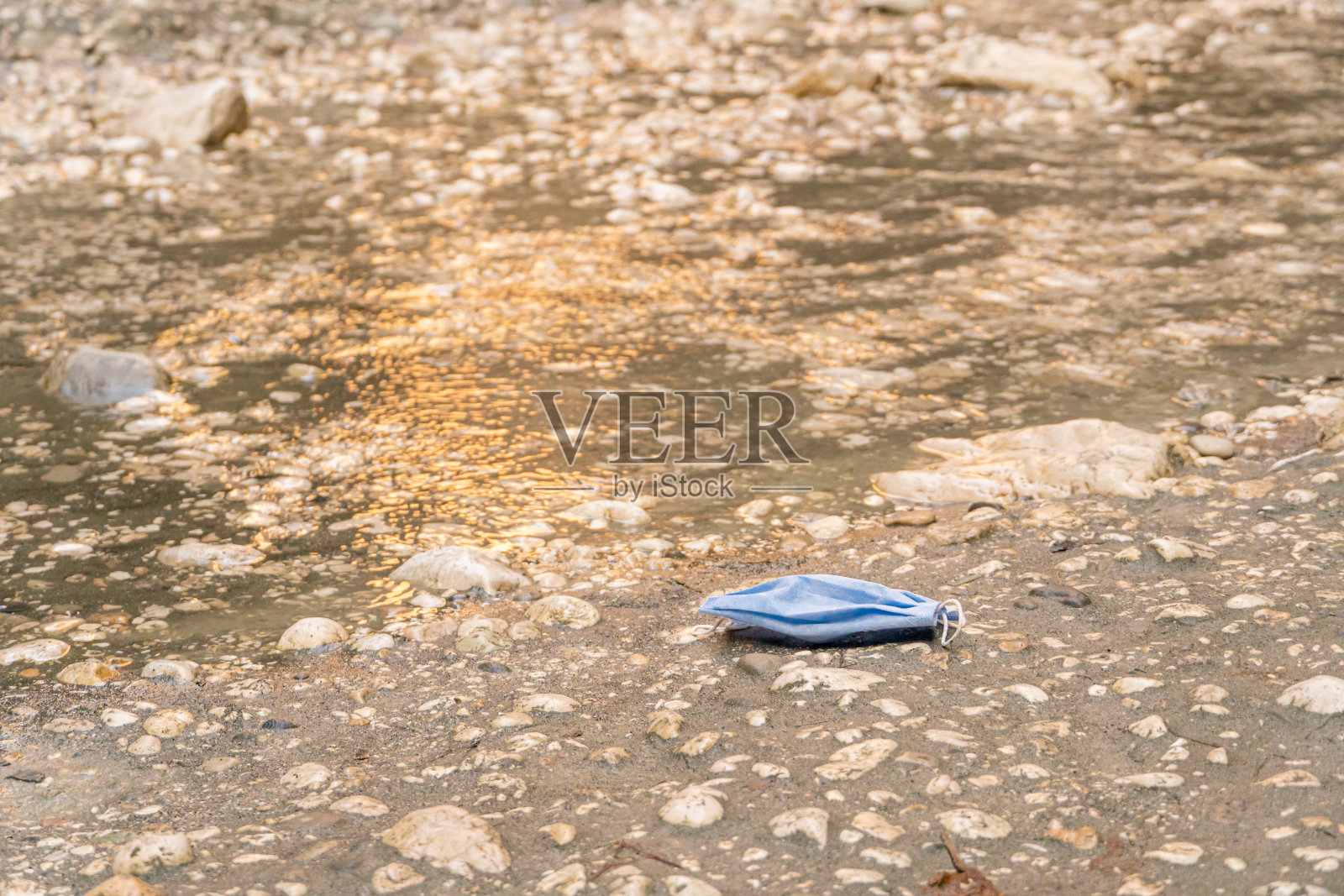 在土耳其的Canyon Saklikent使用医用口罩照片摄影图片