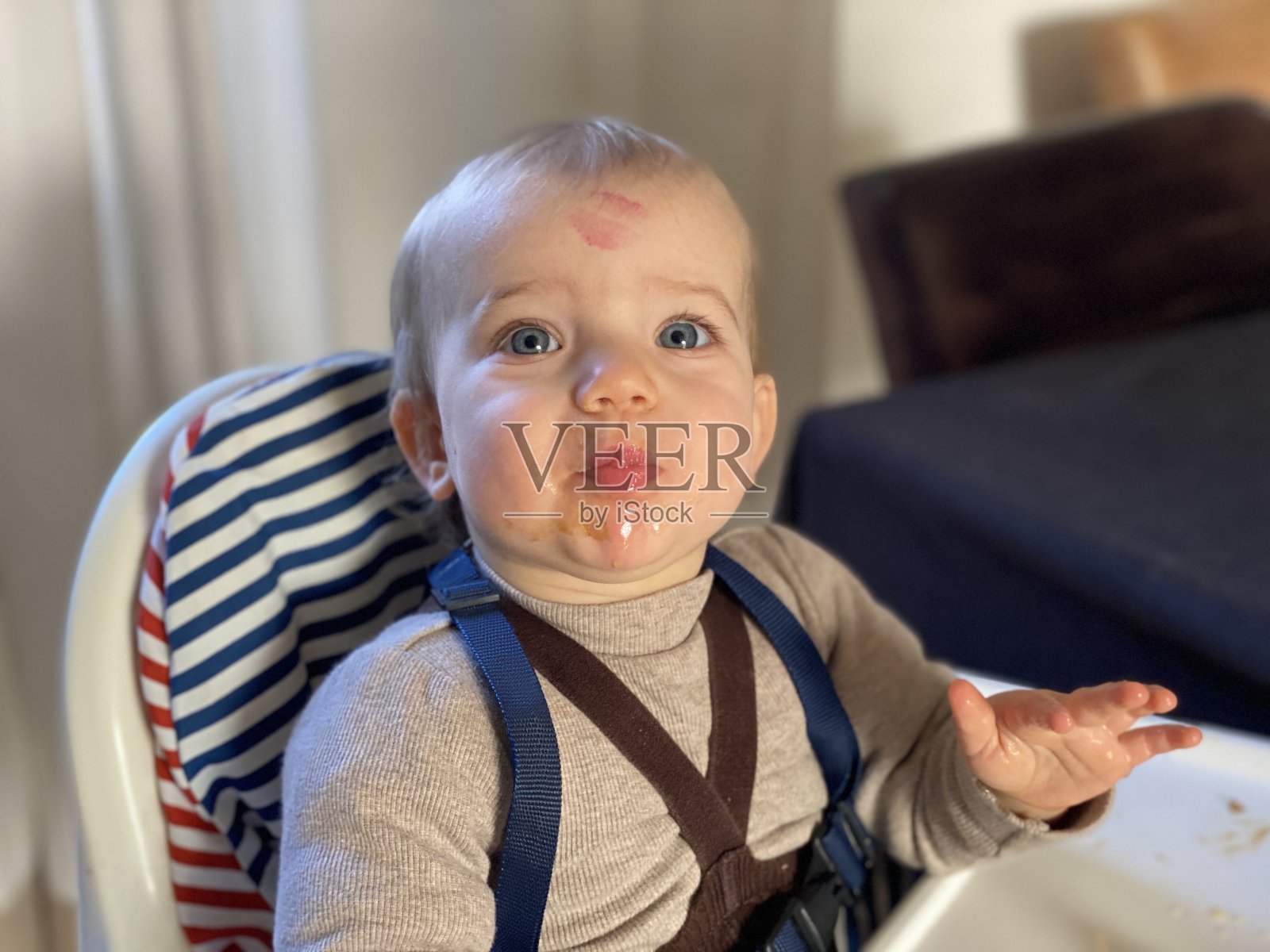 口红吻宝贝女孩照片摄影图片