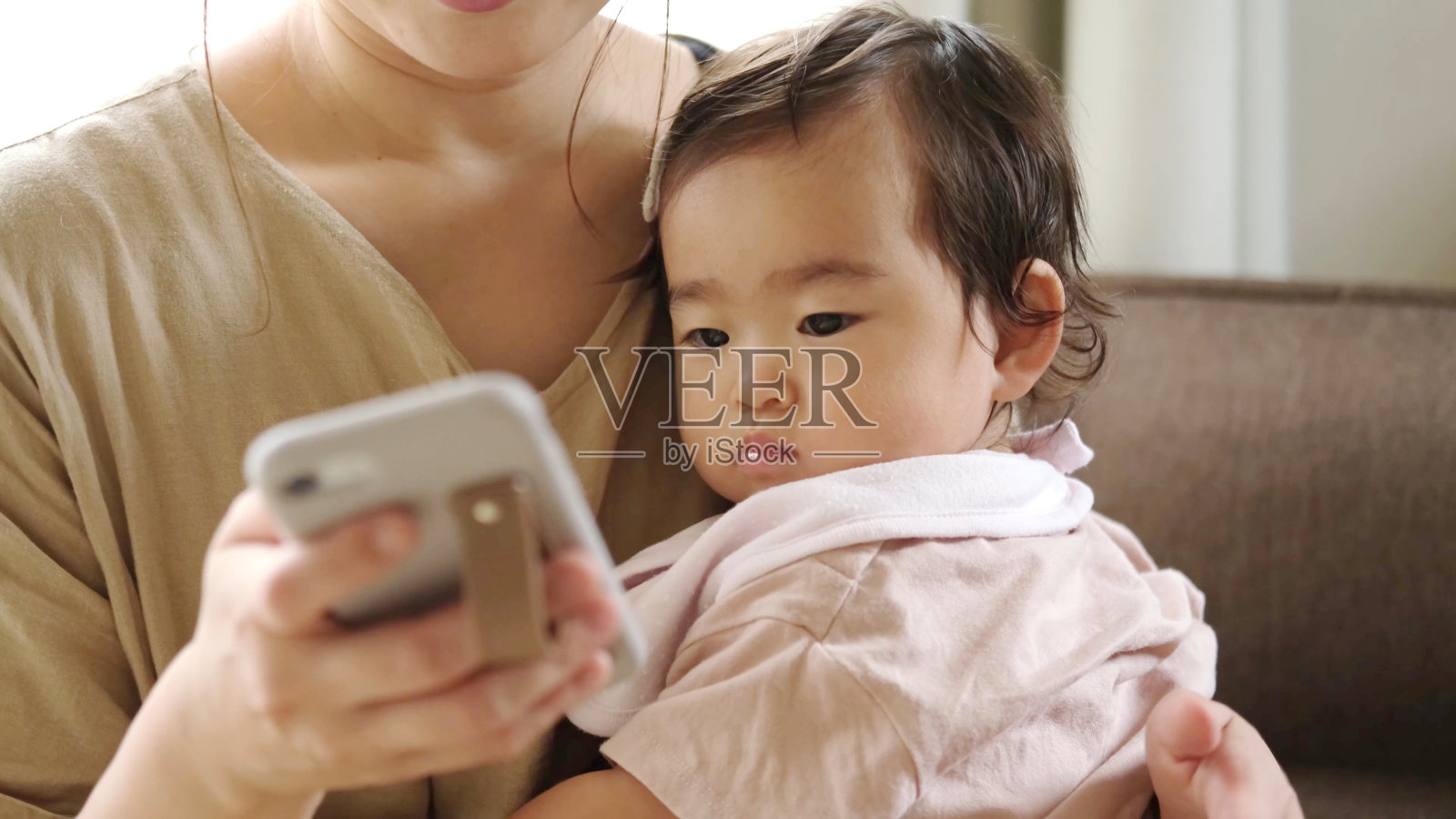 日本婴儿和年轻的母亲放松照片摄影图片