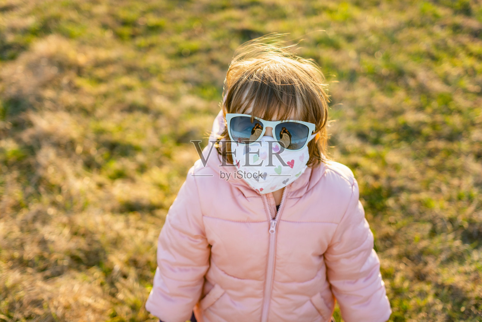孩子戴着墨镜和防护面具看镜头照片摄影图片