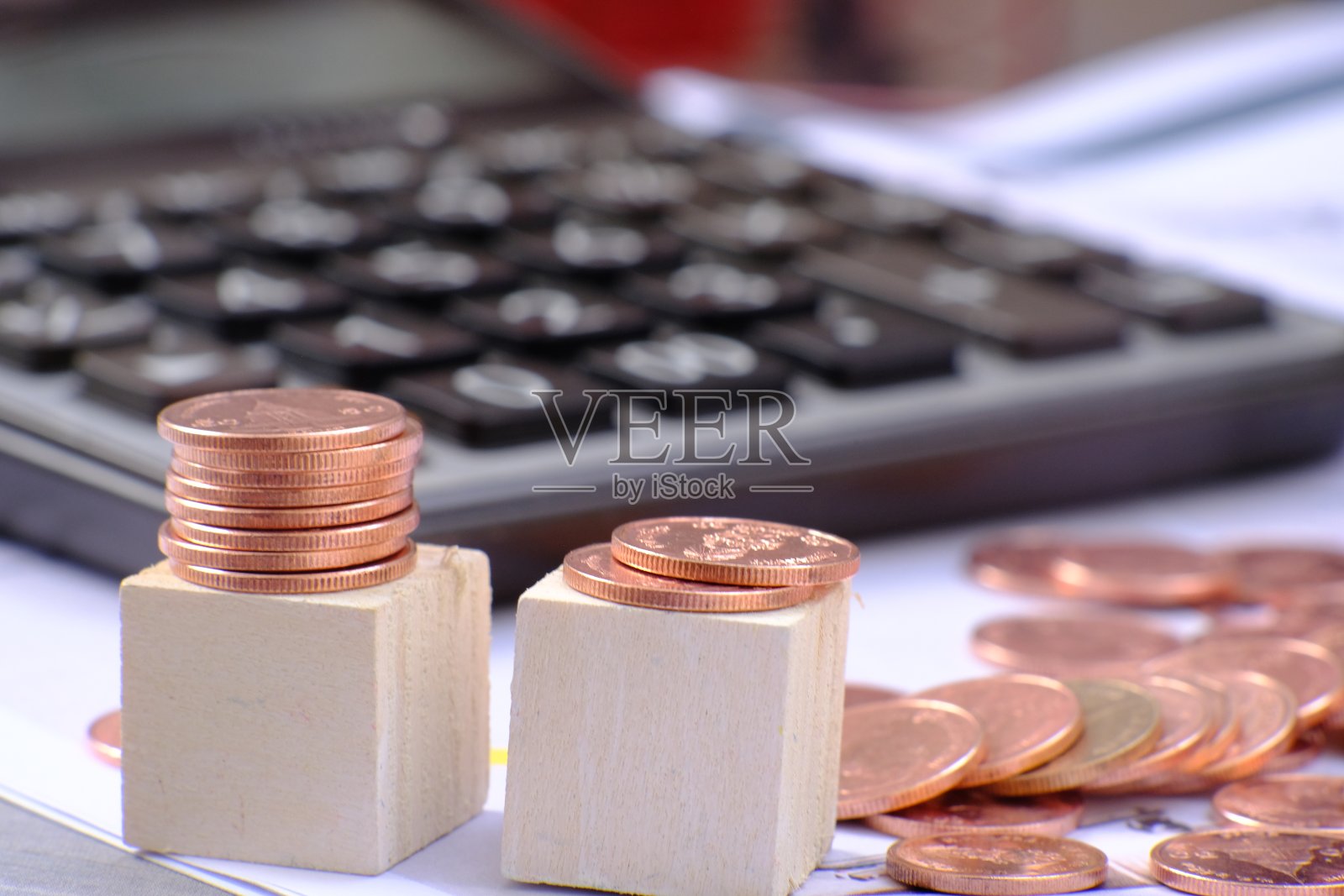 成堆的金币在桌子上的背景和概念省钱照片摄影图片