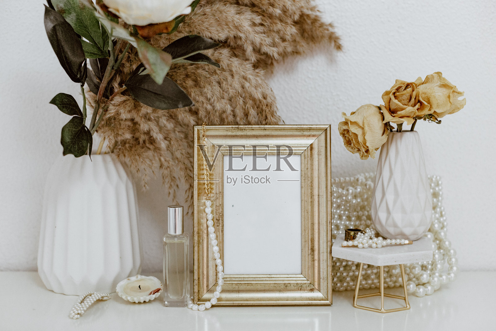 仿古金框架与蓬松的干花树枝。秋天的静物画。舒适的审美背景。巴黎的时尚照片摄影图片