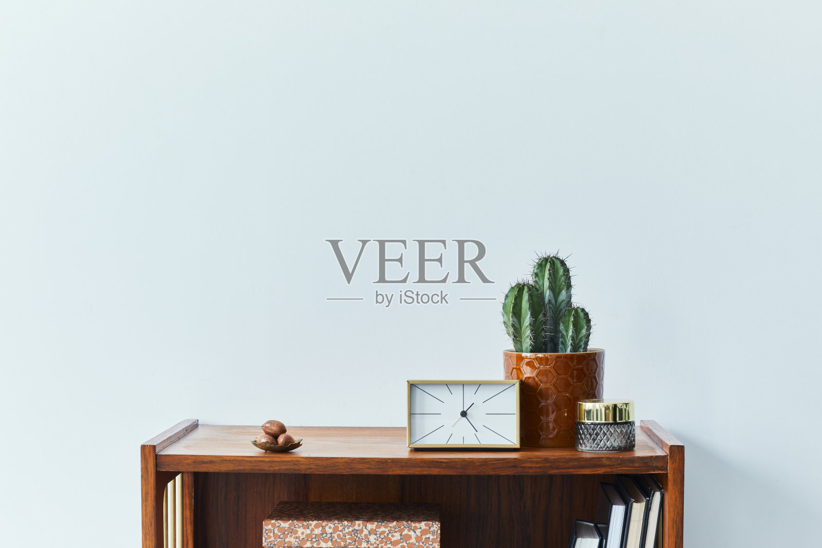 时尚的斯堪的纳维亚客厅内部与复古的马桶,时钟,仙人掌,装饰,书和个人配件是在家居装饰。模板。副本的空间。照片摄影图片