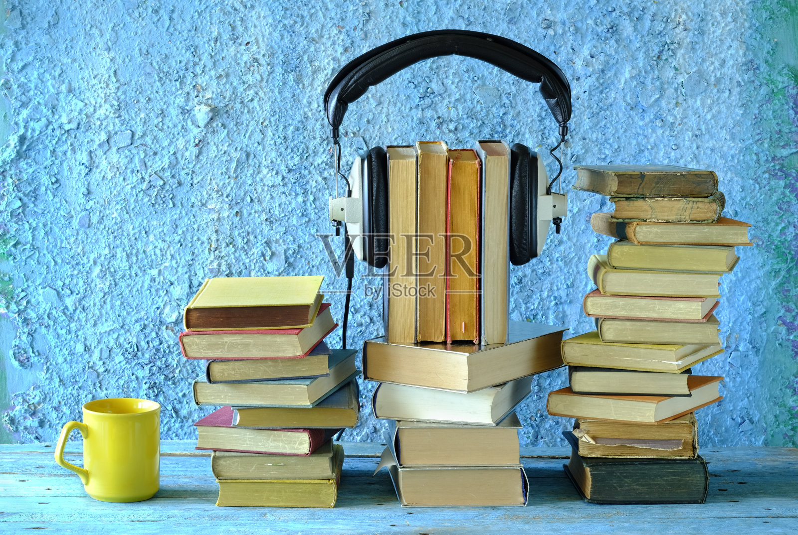 有声书的概念与书堆和老式耳机,文学,娱乐,教育,良好的拷贝空间照片摄影图片