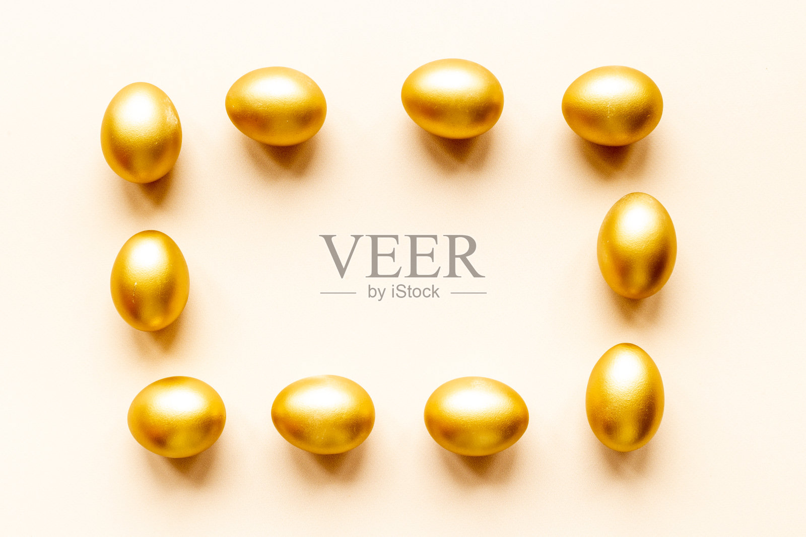 金蛋。财富和好运的概念。复活节装饰照片摄影图片