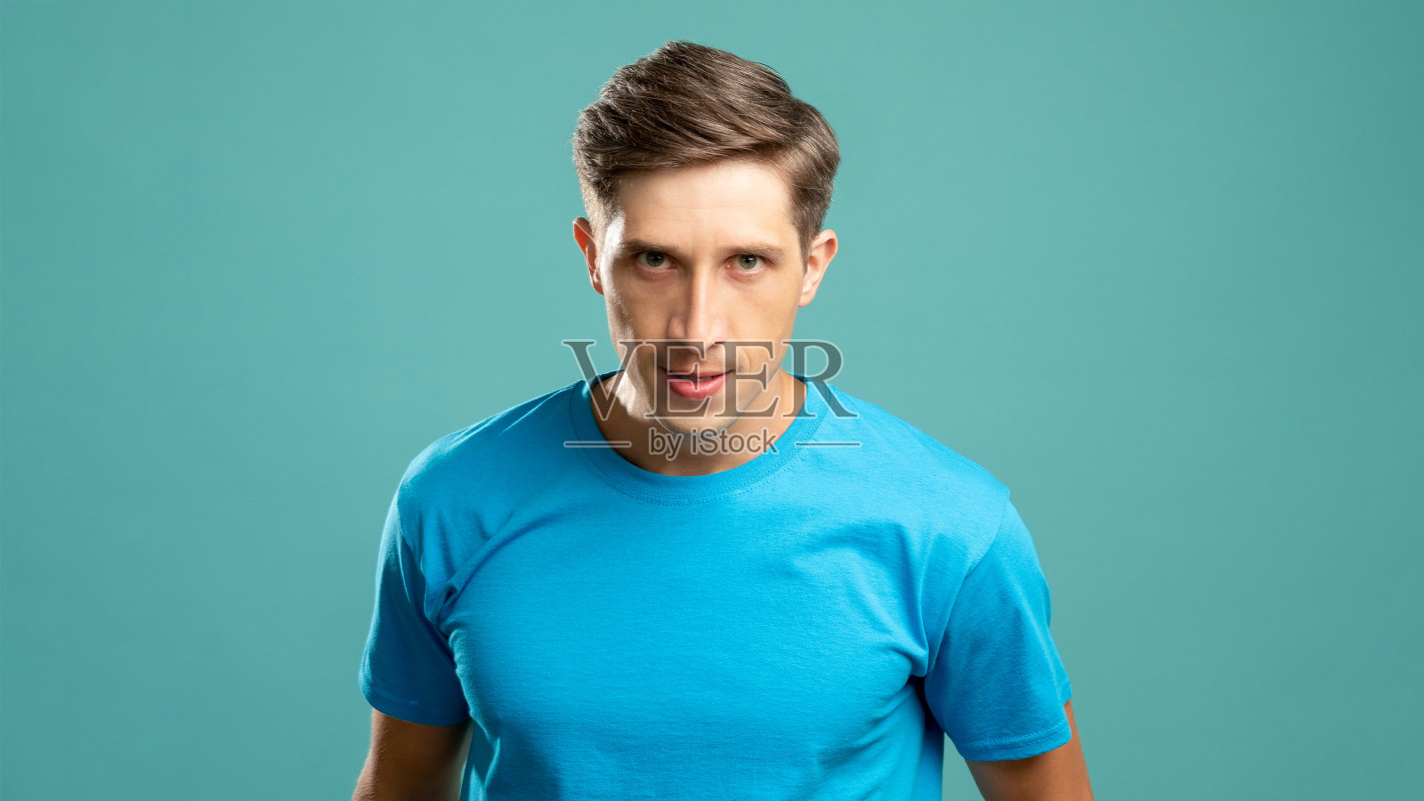 失控的愤怒坏脾气的男性肖像照片摄影图片