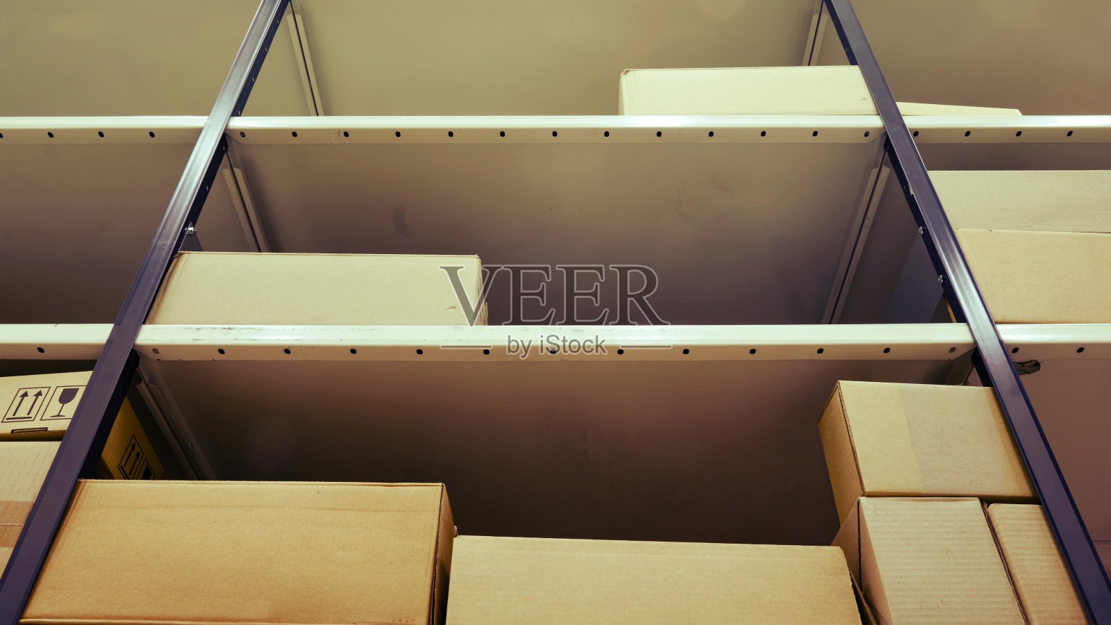 在仓库里装满货物的箱子。装纸箱的架子,延时照片摄影图片