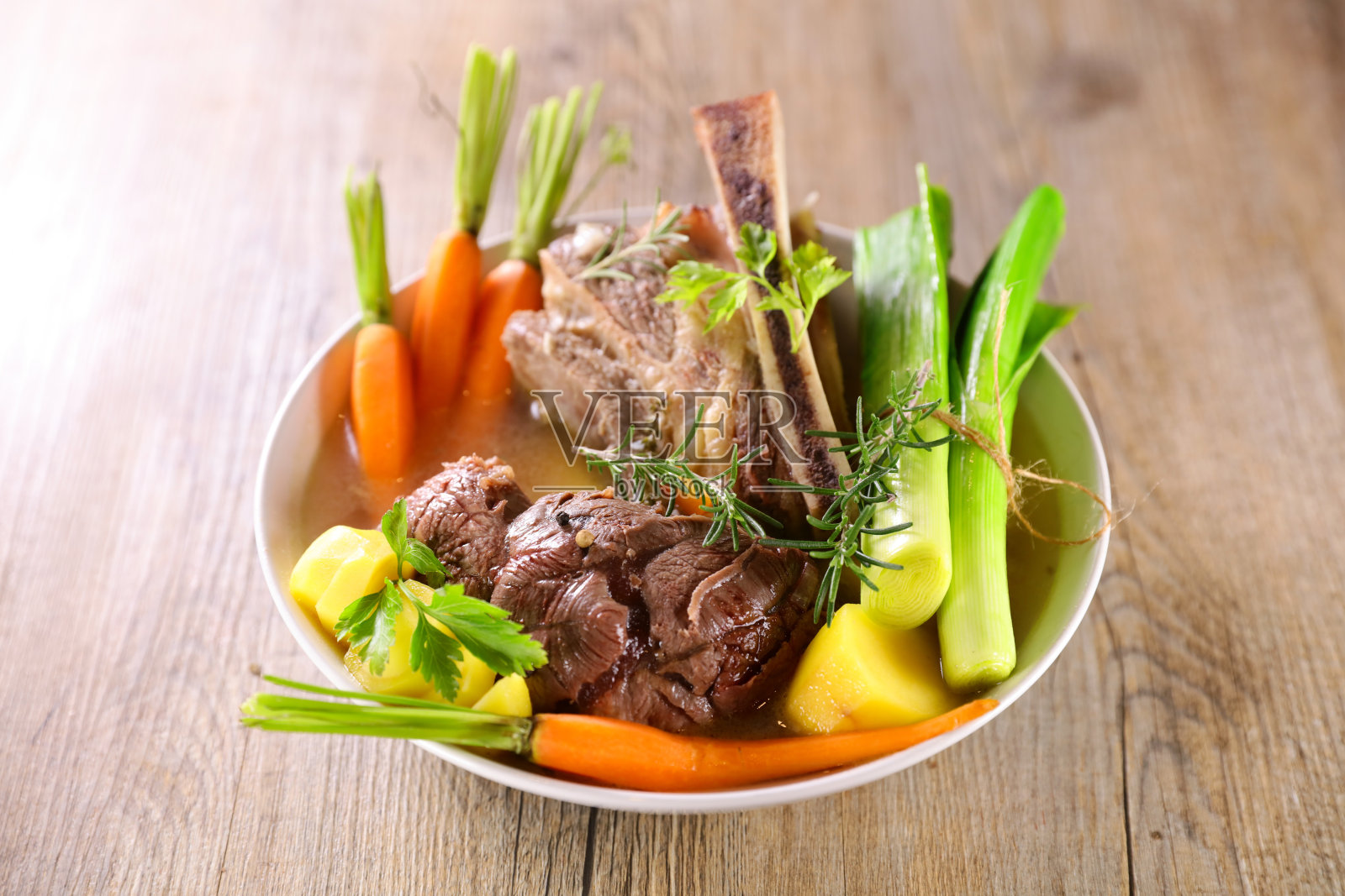 胡萝卜韭菜土豆炖牛肉照片摄影图片