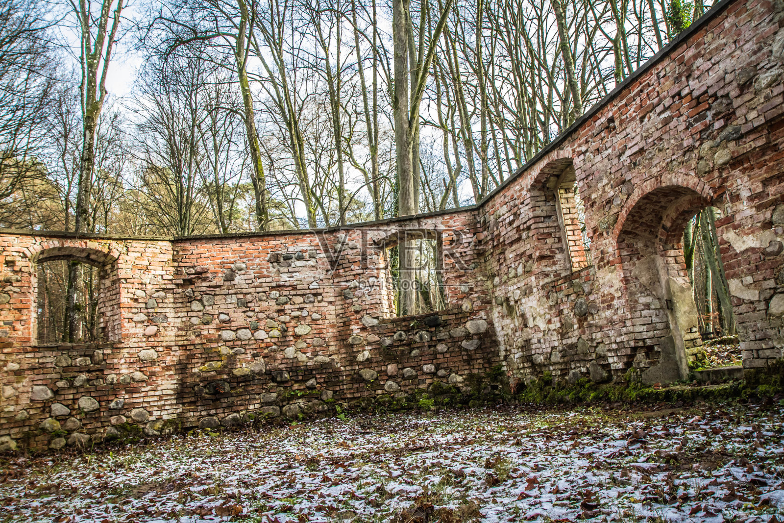 一个废弃的老教堂的内部照片摄影图片