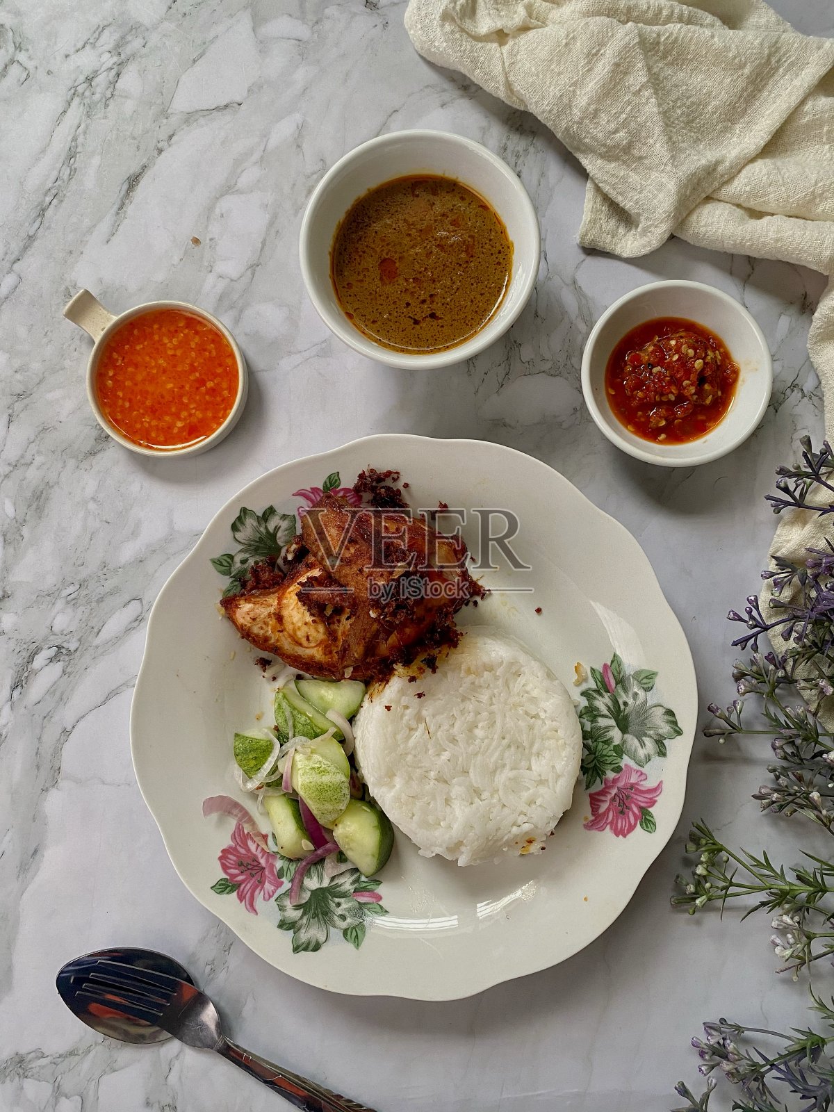 鸡蒸饭来了照片摄影图片