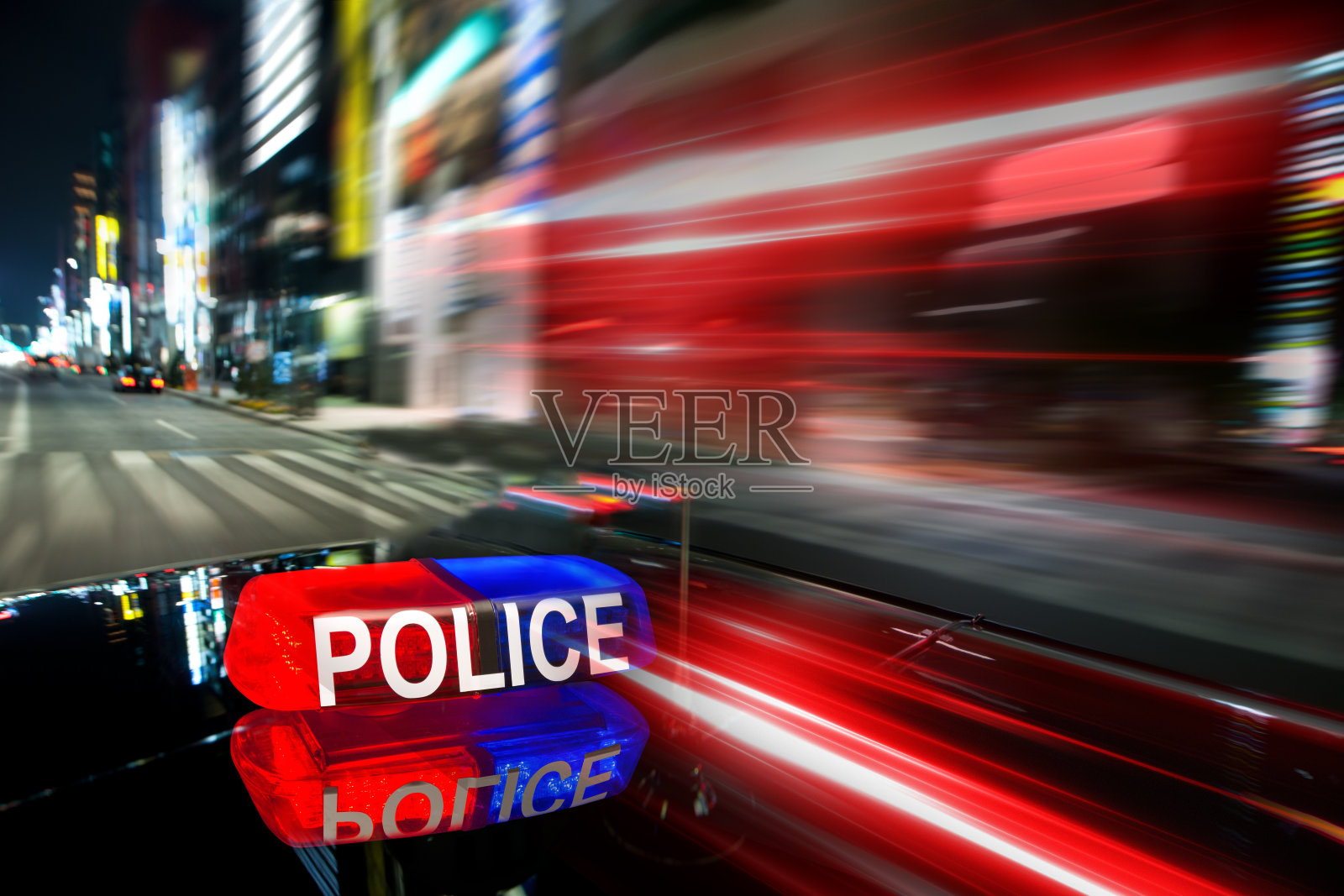 夜间在城市里的警车照片摄影图片