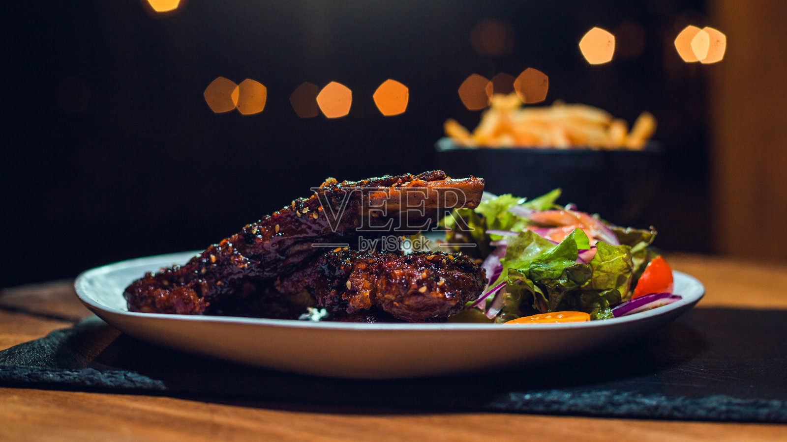 美味的烤排骨照片摄影图片